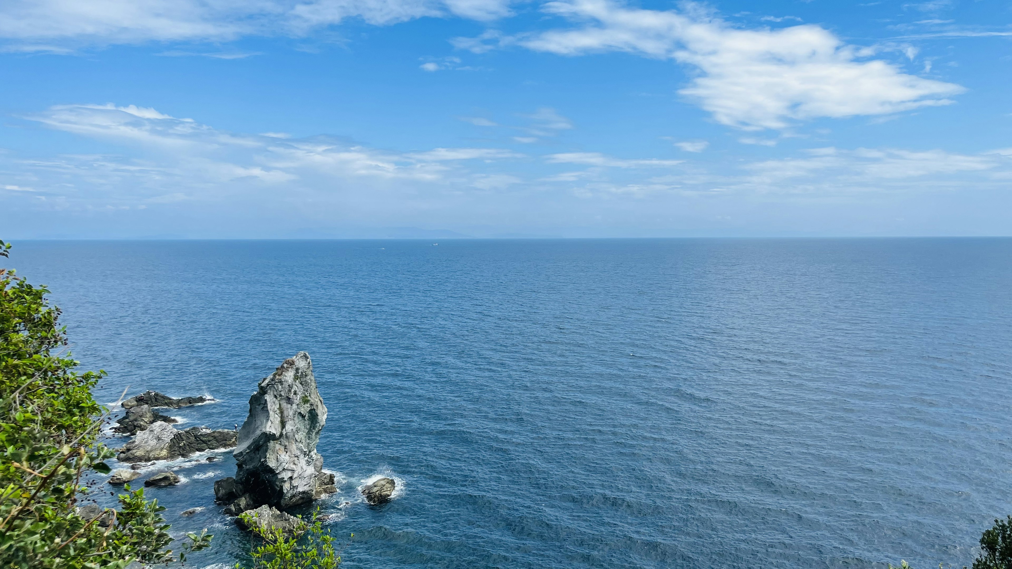 青い海と空の風景に岩が見える