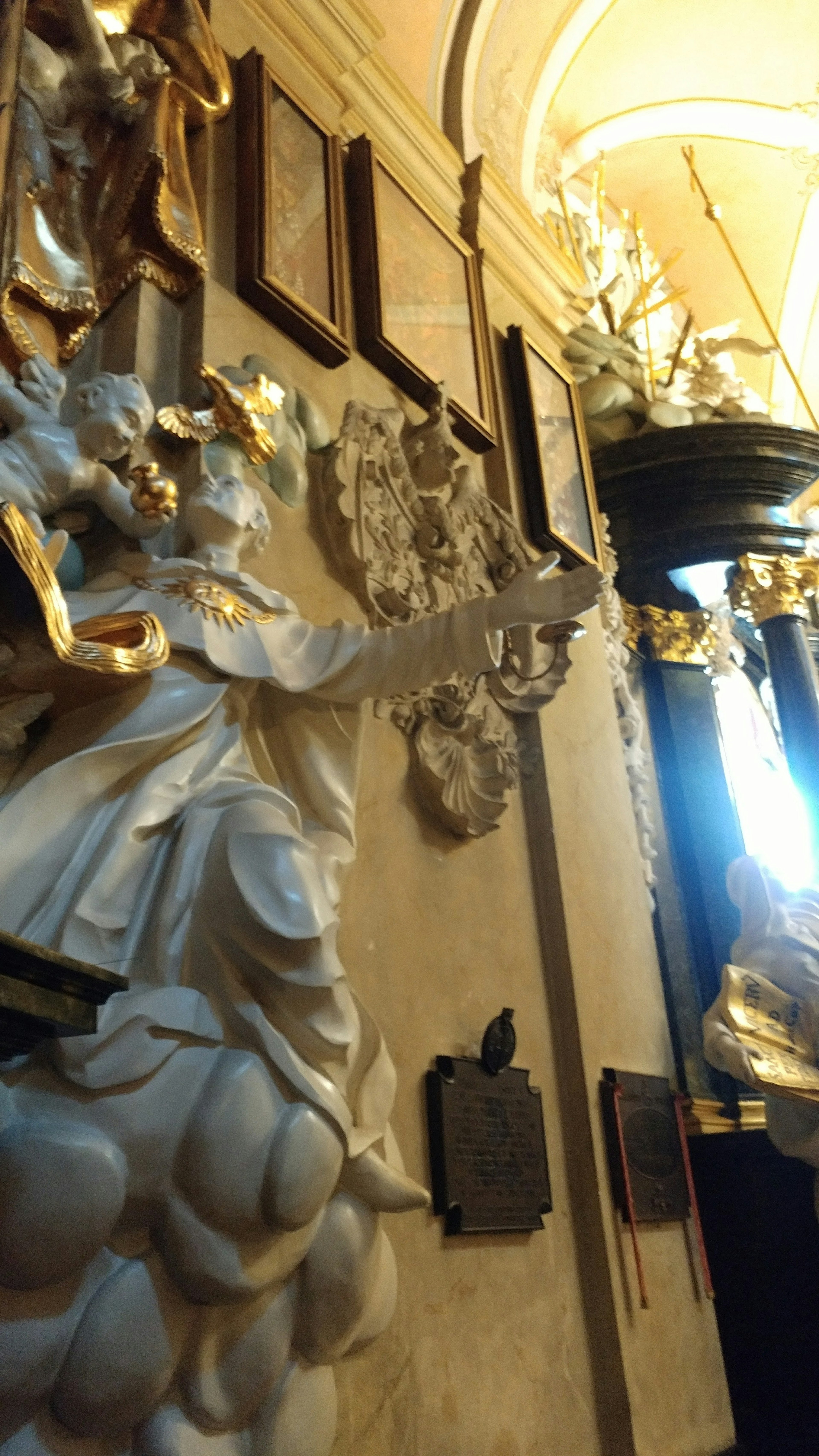 Aufwändige Skulpturen an einer Kirchenwand mit auffälligen goldenen Akzenten