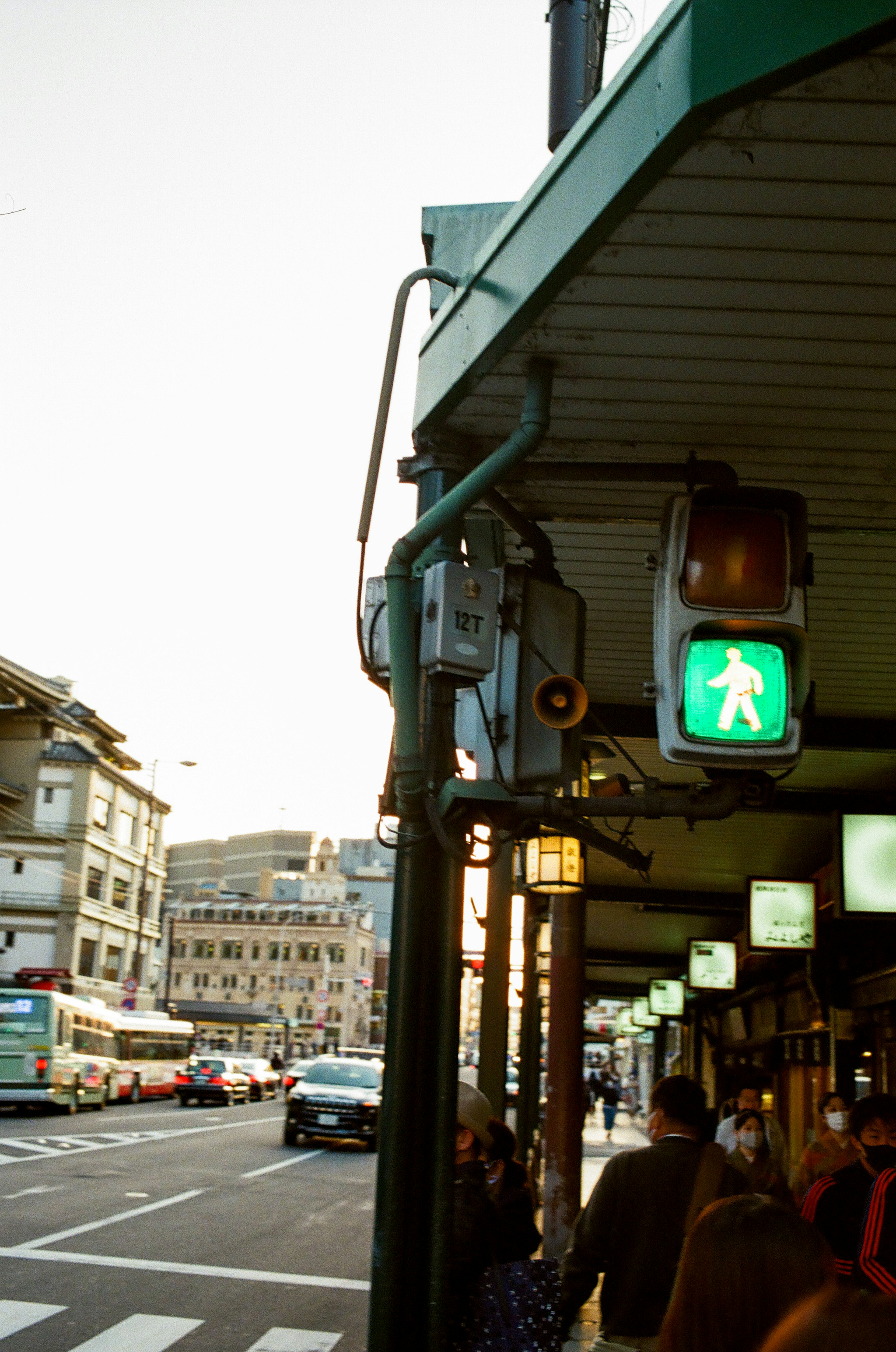 Esquina de calle con señal de peatones iluminada