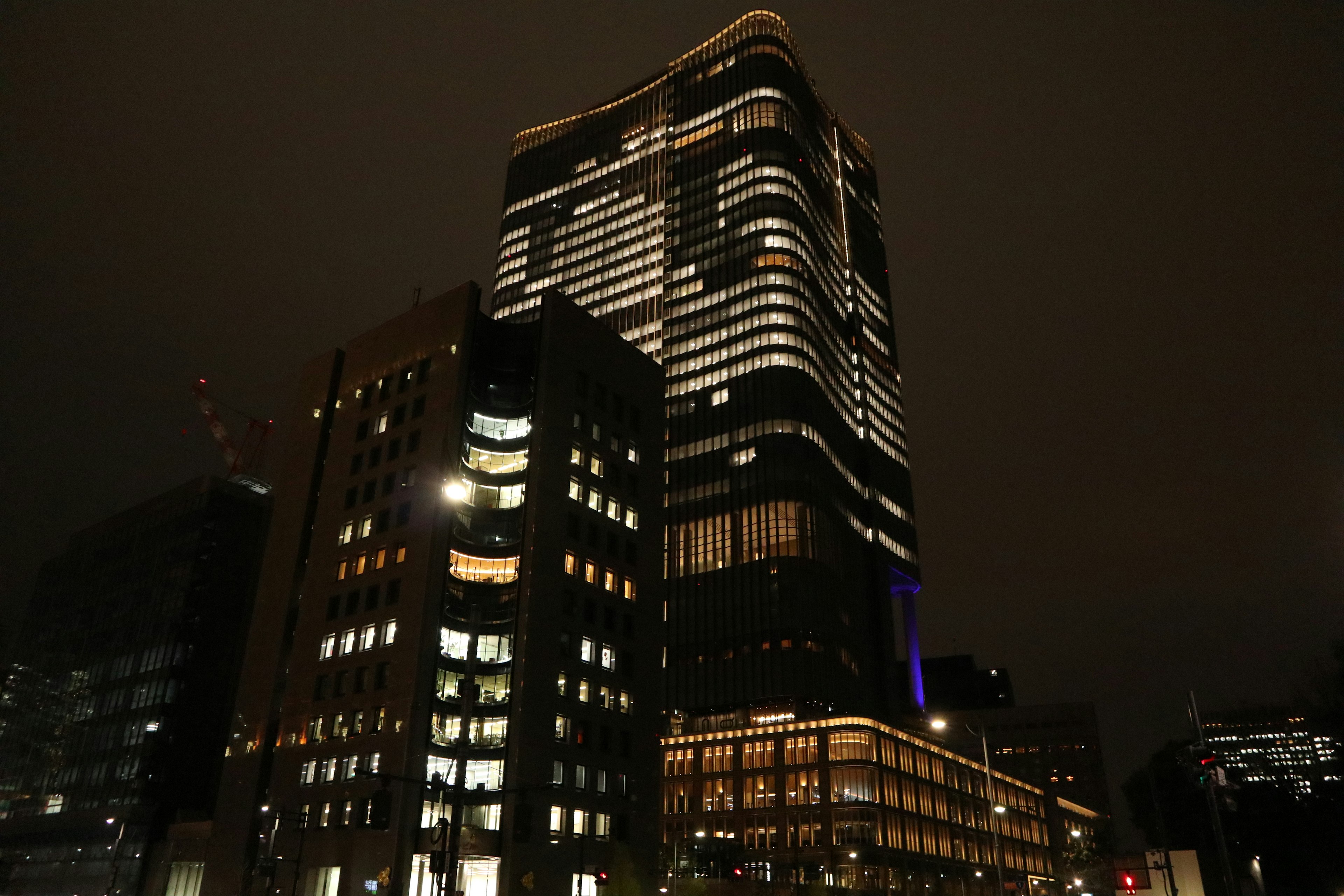 Paisaje urbano con rascacielos de noche