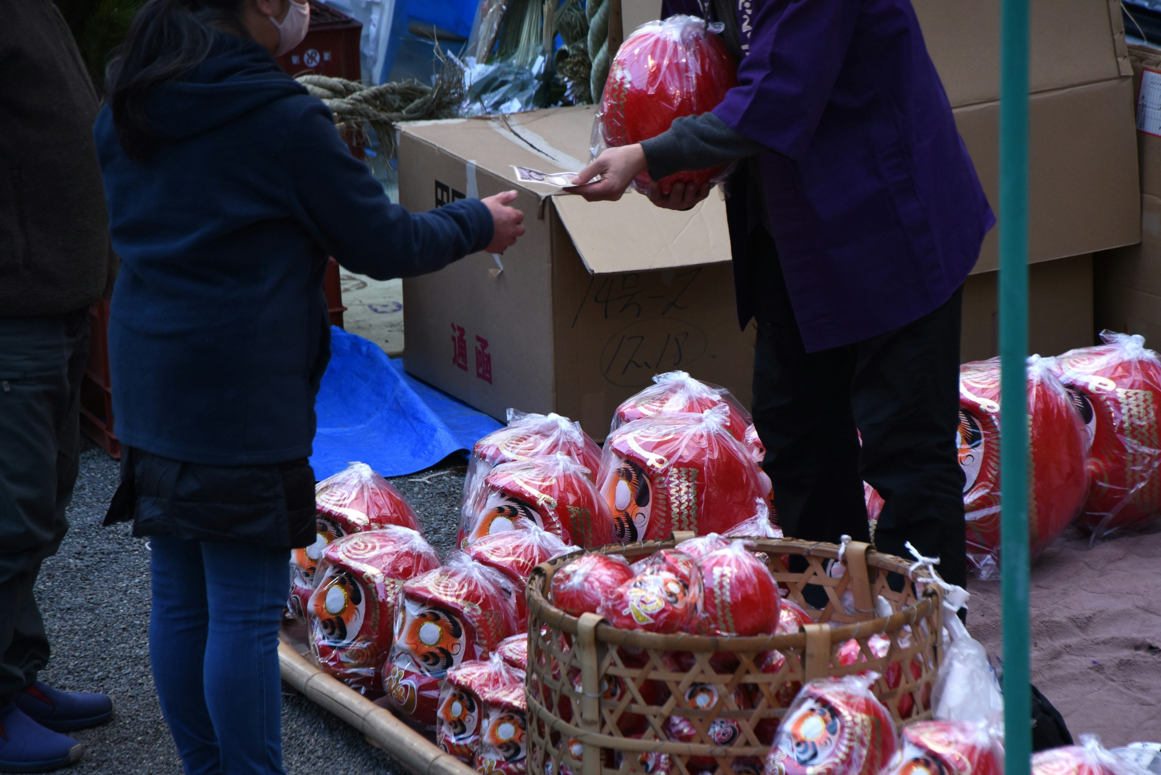 Penjual balon merah di pasar dengan pelanggan