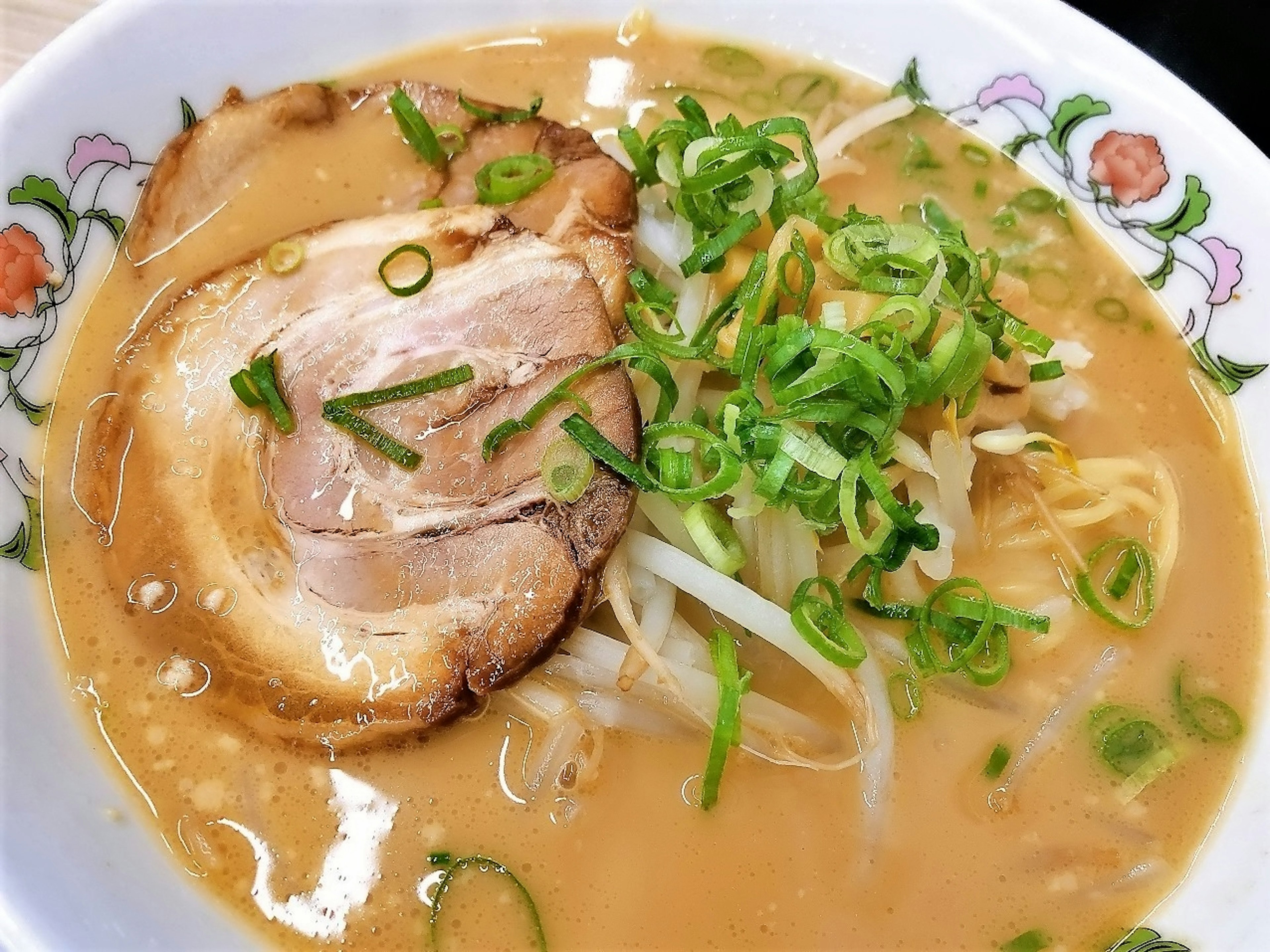 Sopa de ramen con chashu de cerdo y cebollines