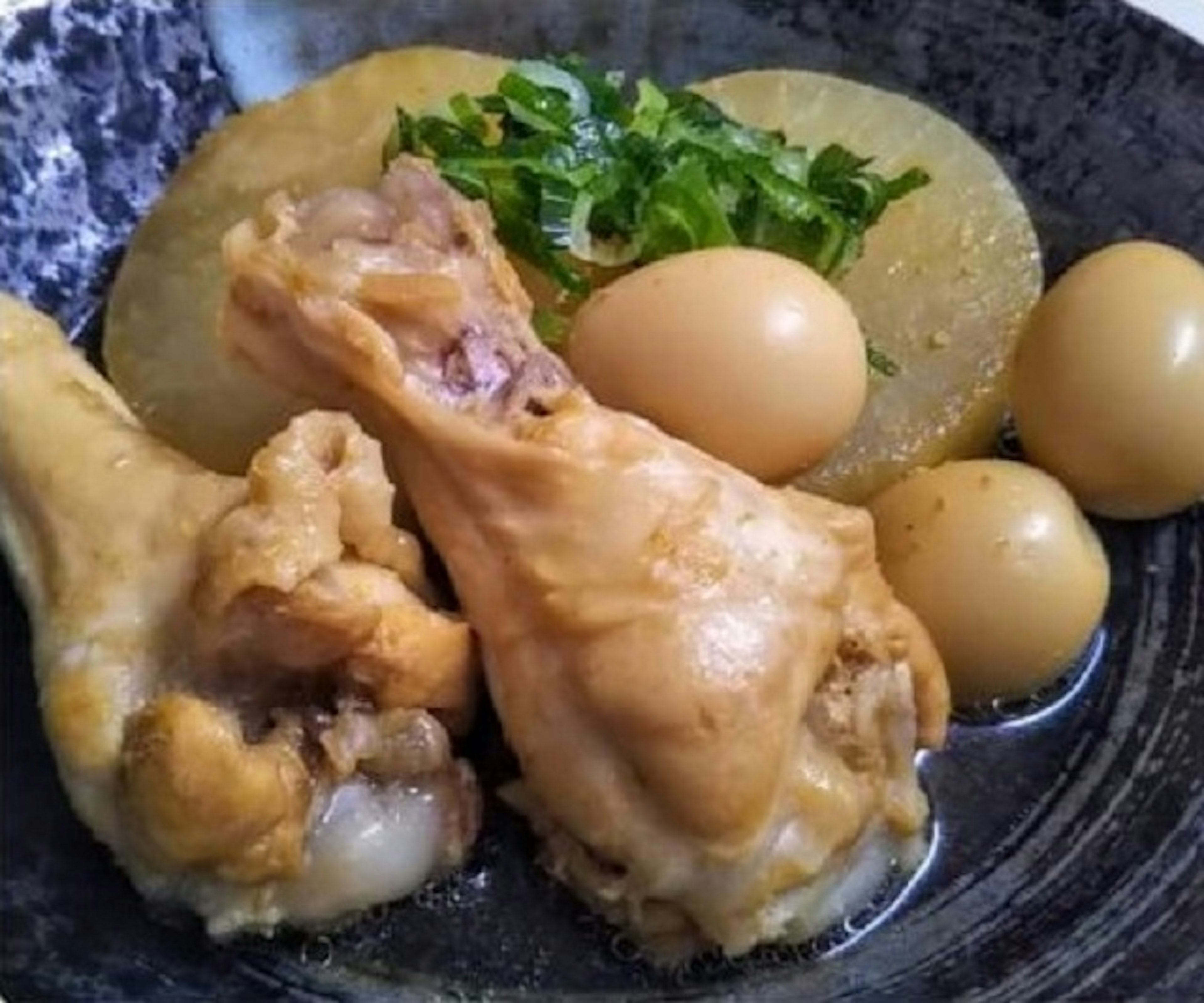 Hidangan kaki ayam dengan telur rebus dan lobak