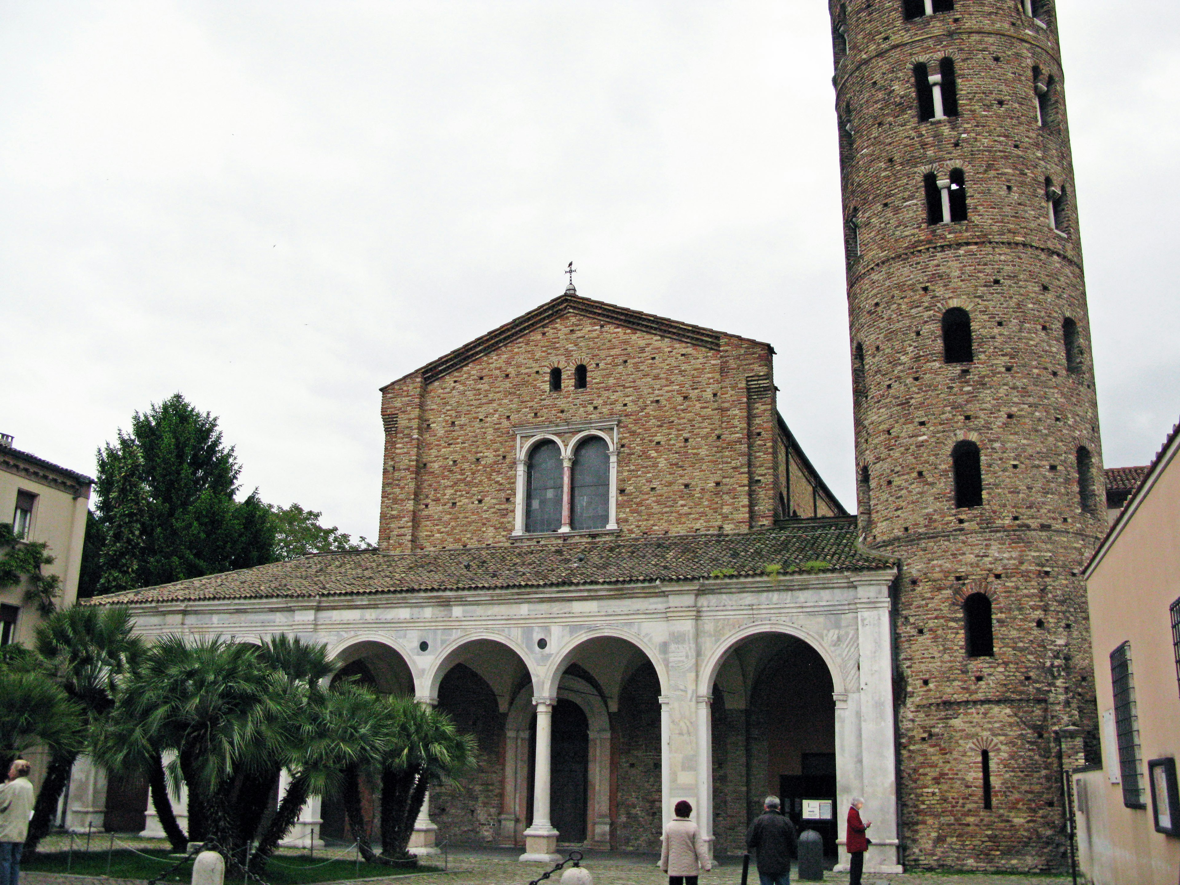 Une ancienne église avec un grand clocher en pierre