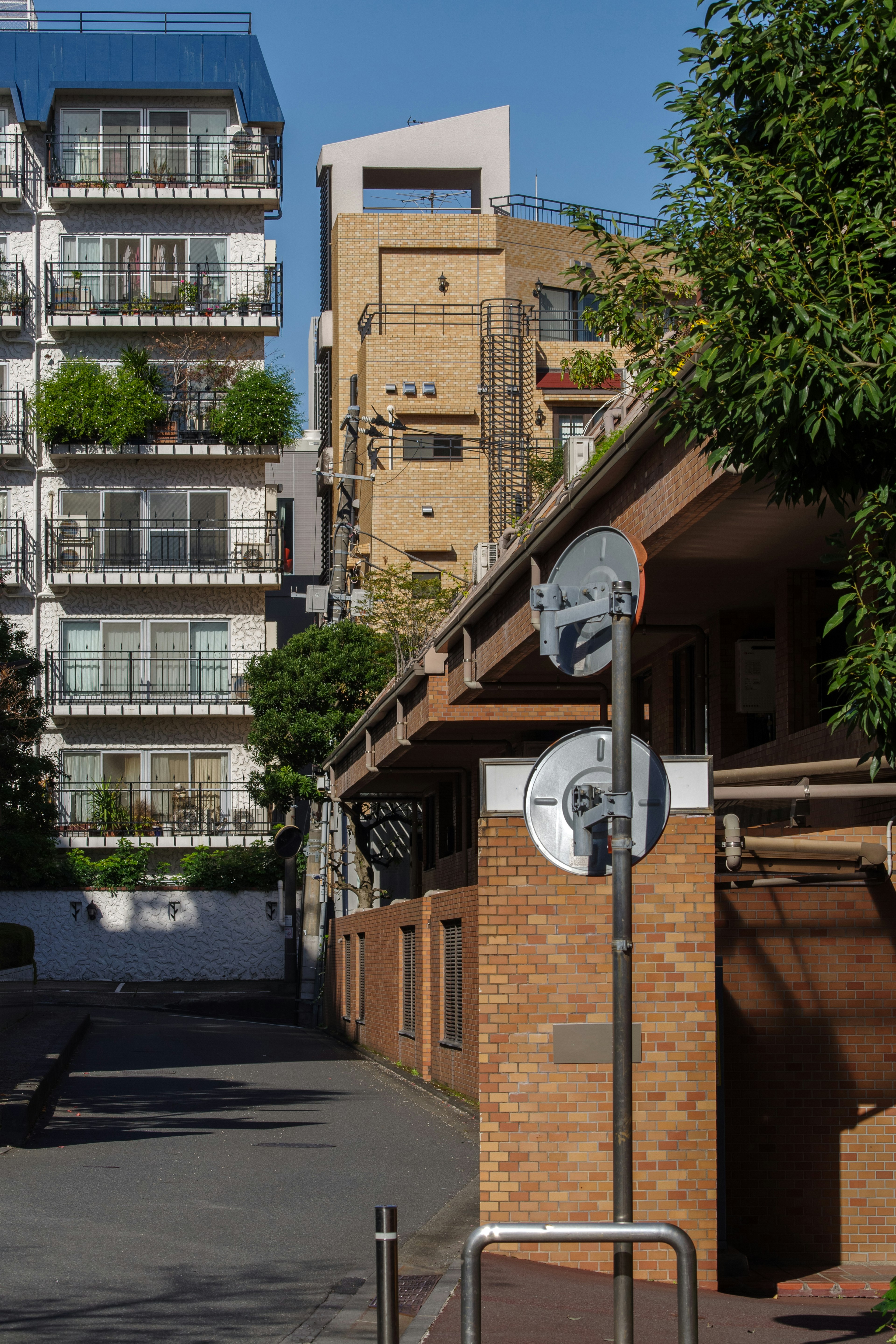 住宅街の建物と青空の風景 鉄道の駅近くの街並み