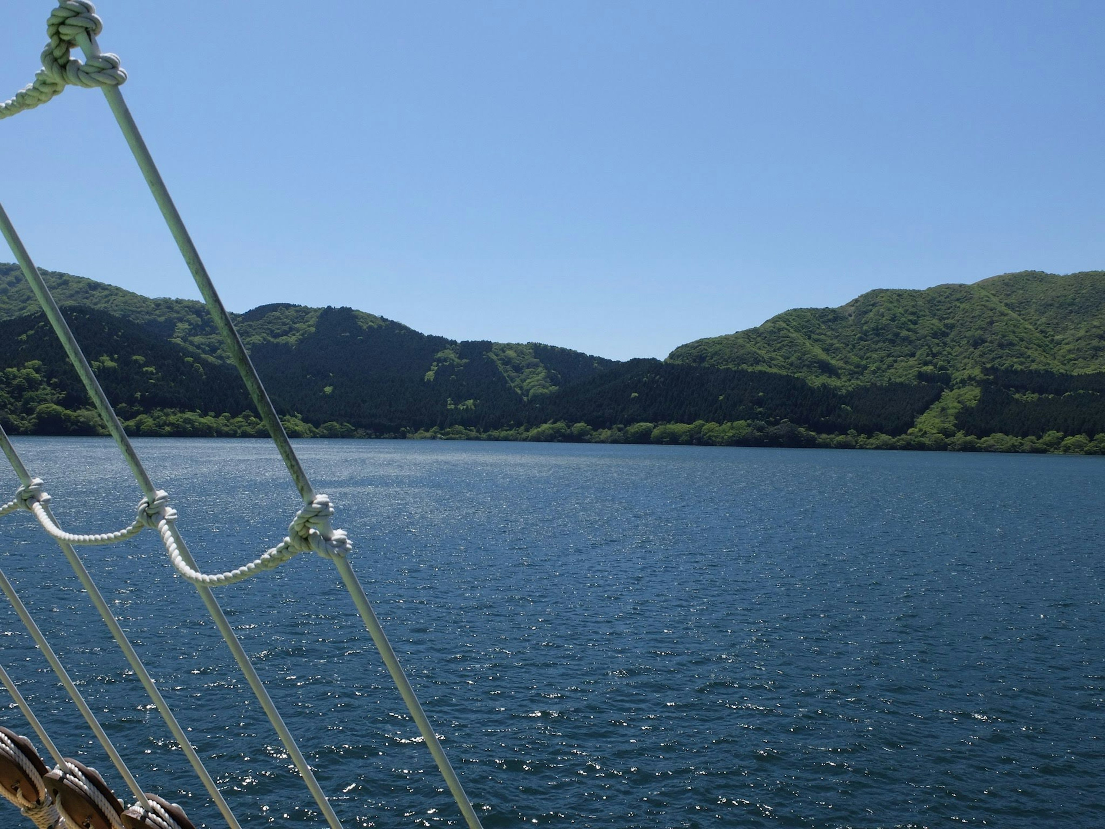 Malersicher Blick auf einen blauen See, umgeben von grünen Hügeln