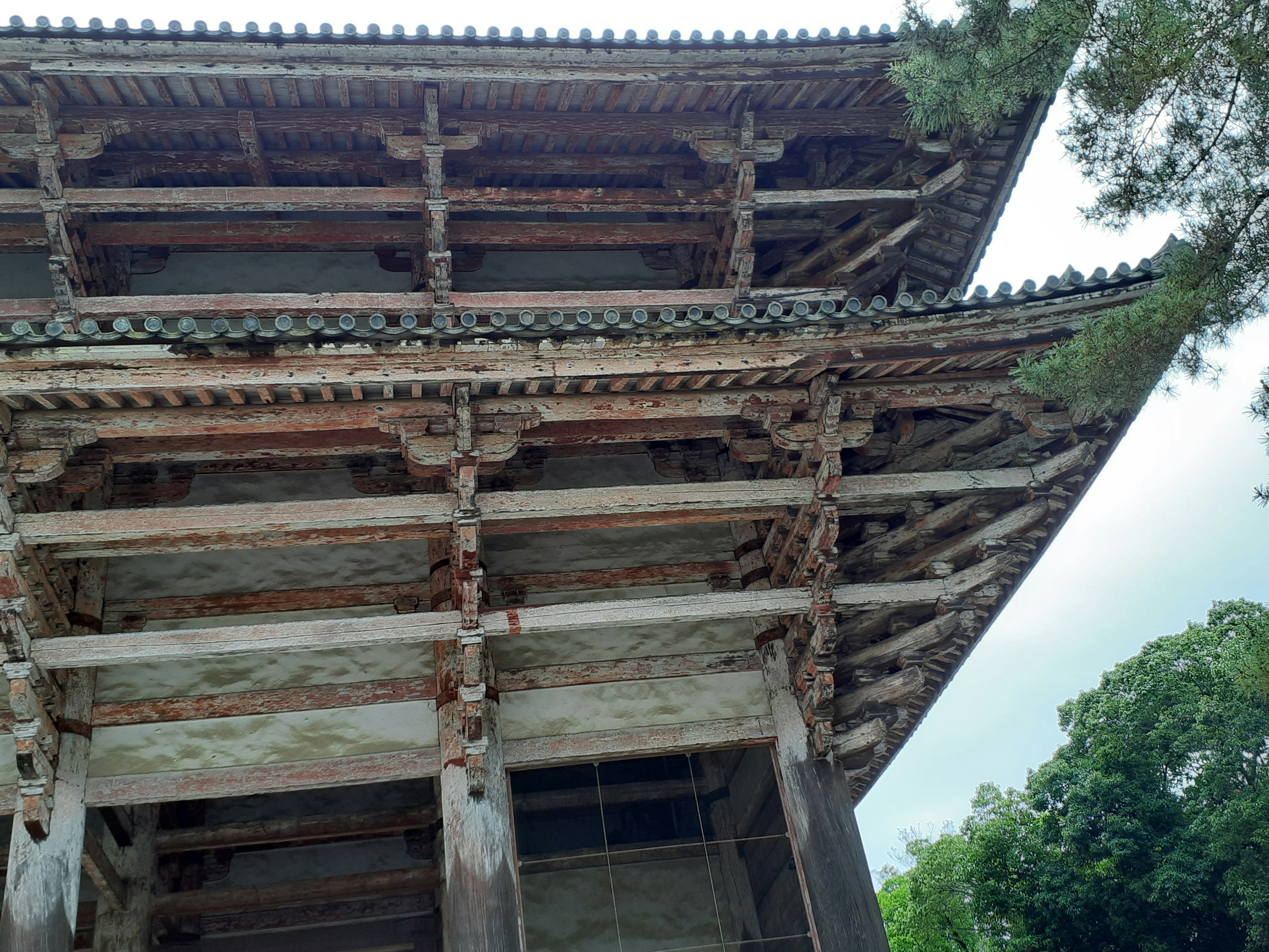 Antigua estructura de madera de un templo, techo decorativo, fondo natural