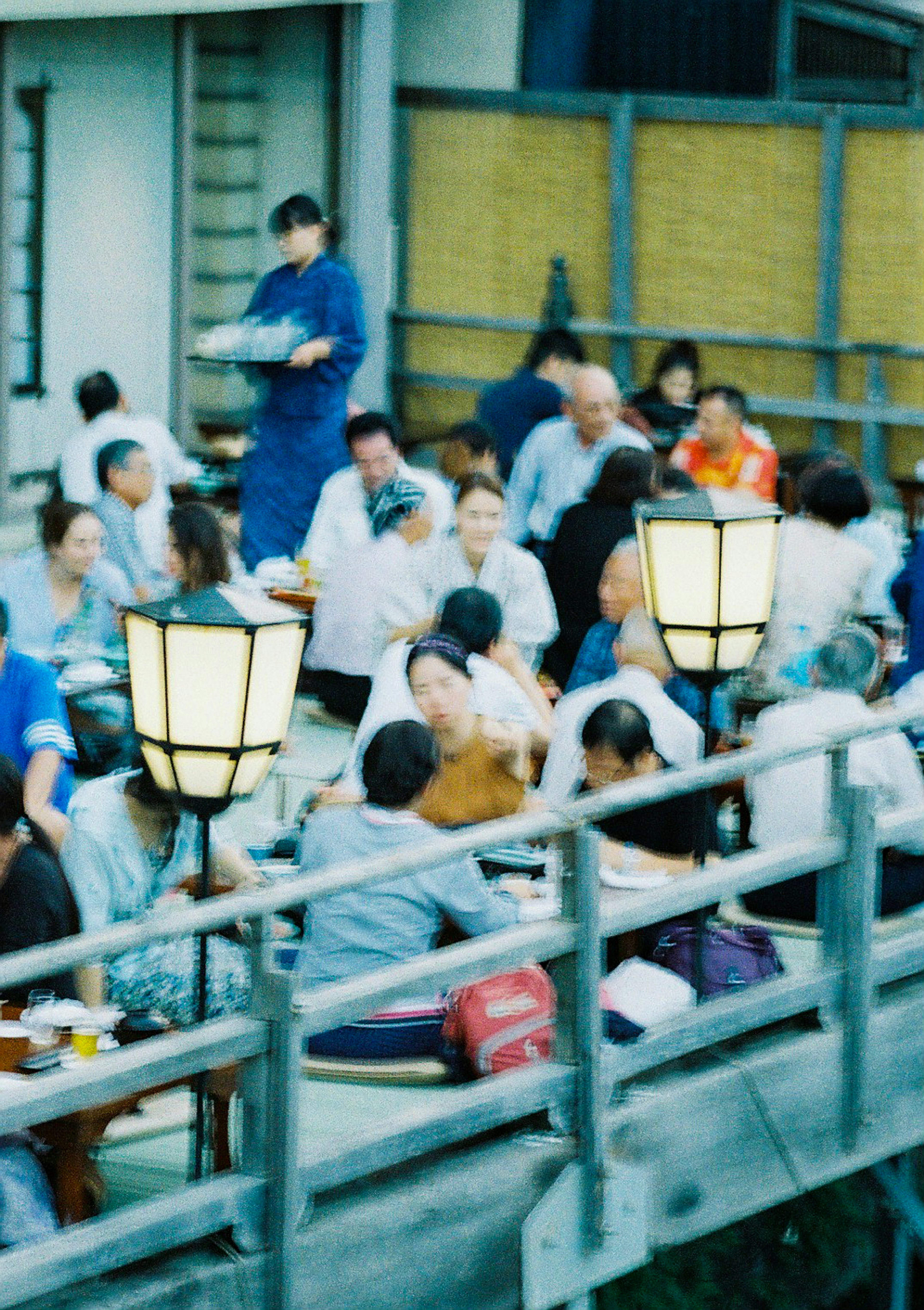 Escena animada de comida al aire libre con muchas personas disfrutando de sus comidas