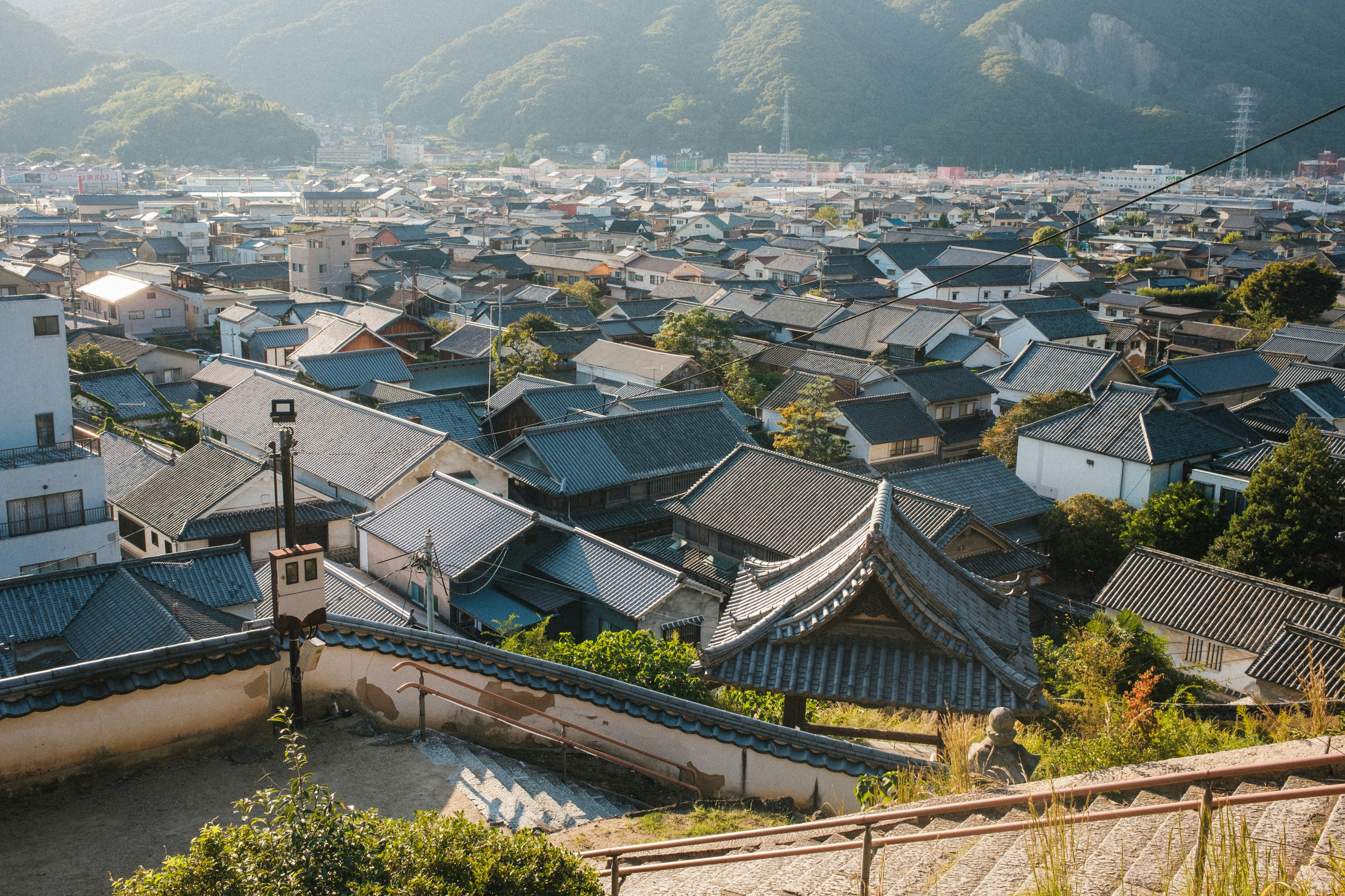 전통 일본 지붕이 있는 마을의 파노라마 뷰