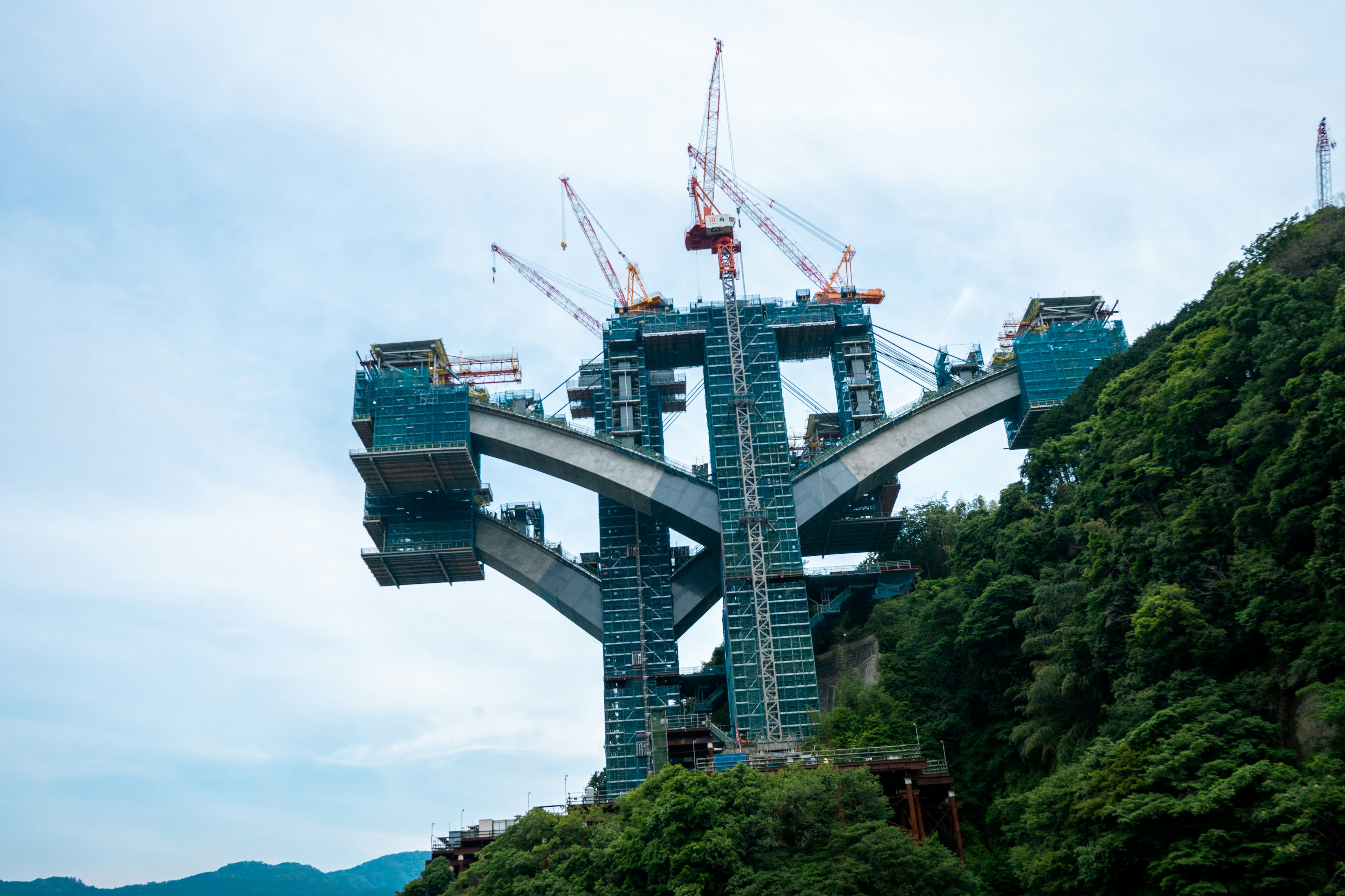 Structure de construction unique au milieu de montagnes verdoyantes