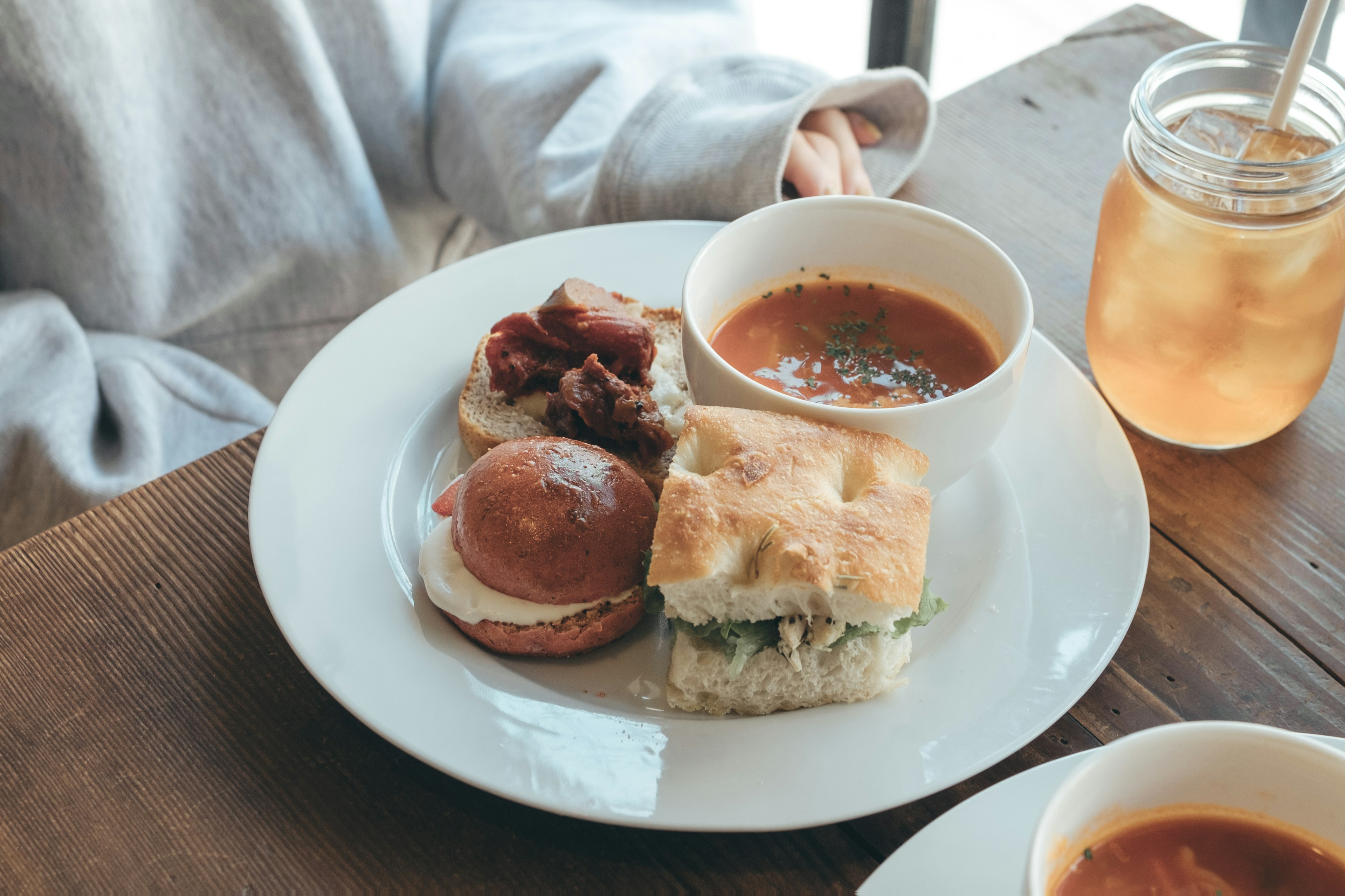 Imagen de un plato con sándwiches y sopa