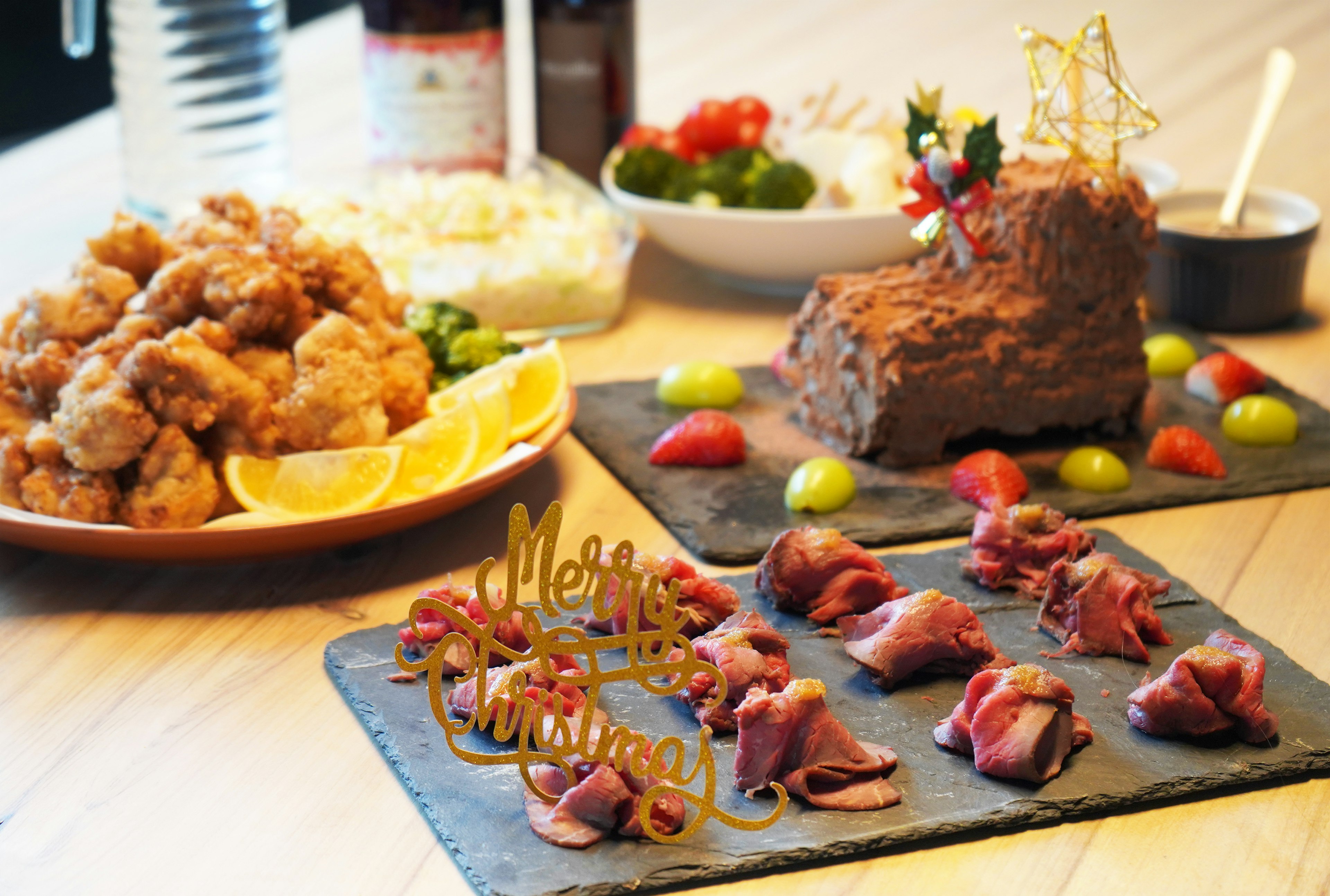 Hermosa presentación de platos navideños en una mesa