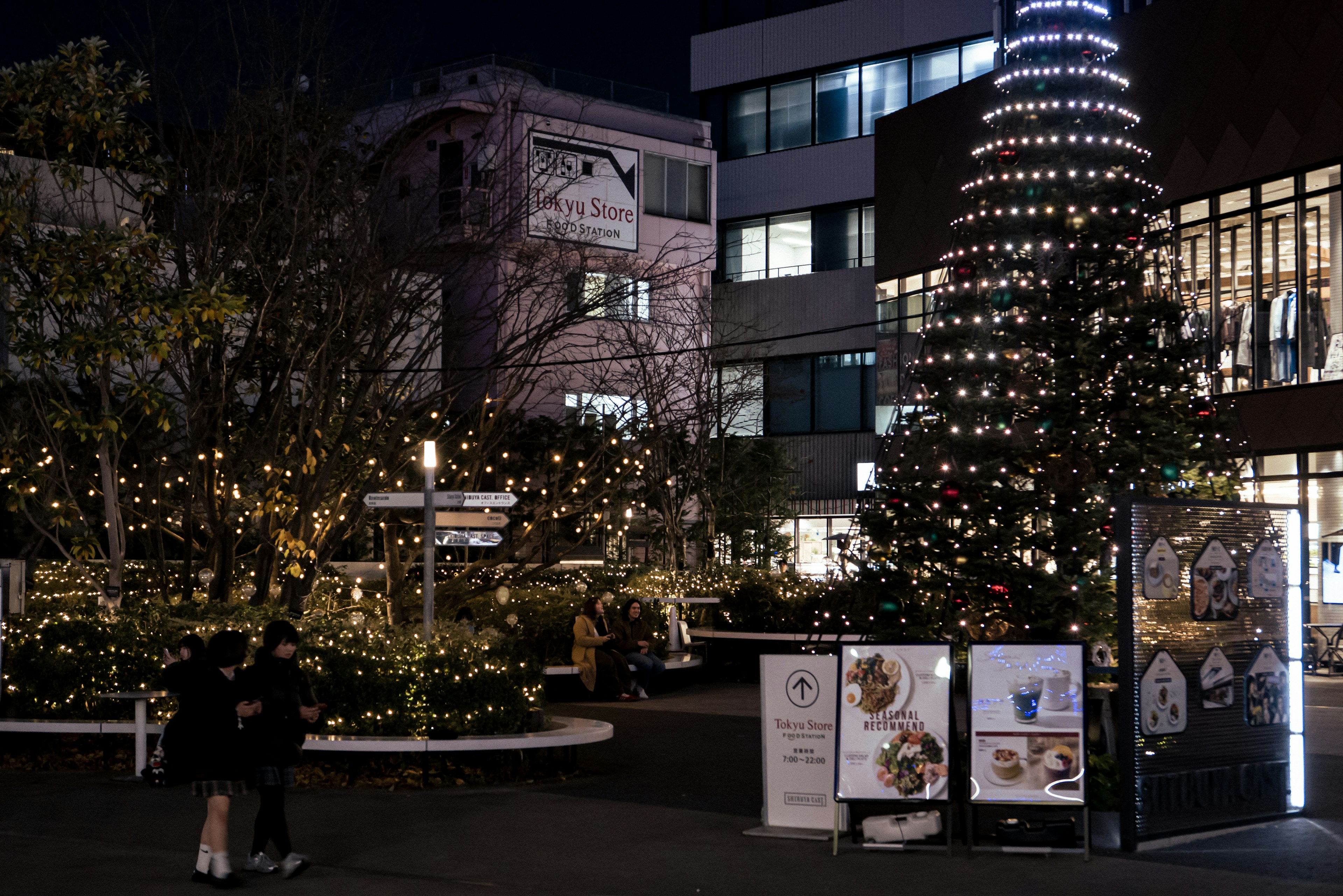 Scène nocturne avec un arbre de Noël décoré et des lumières illuminées