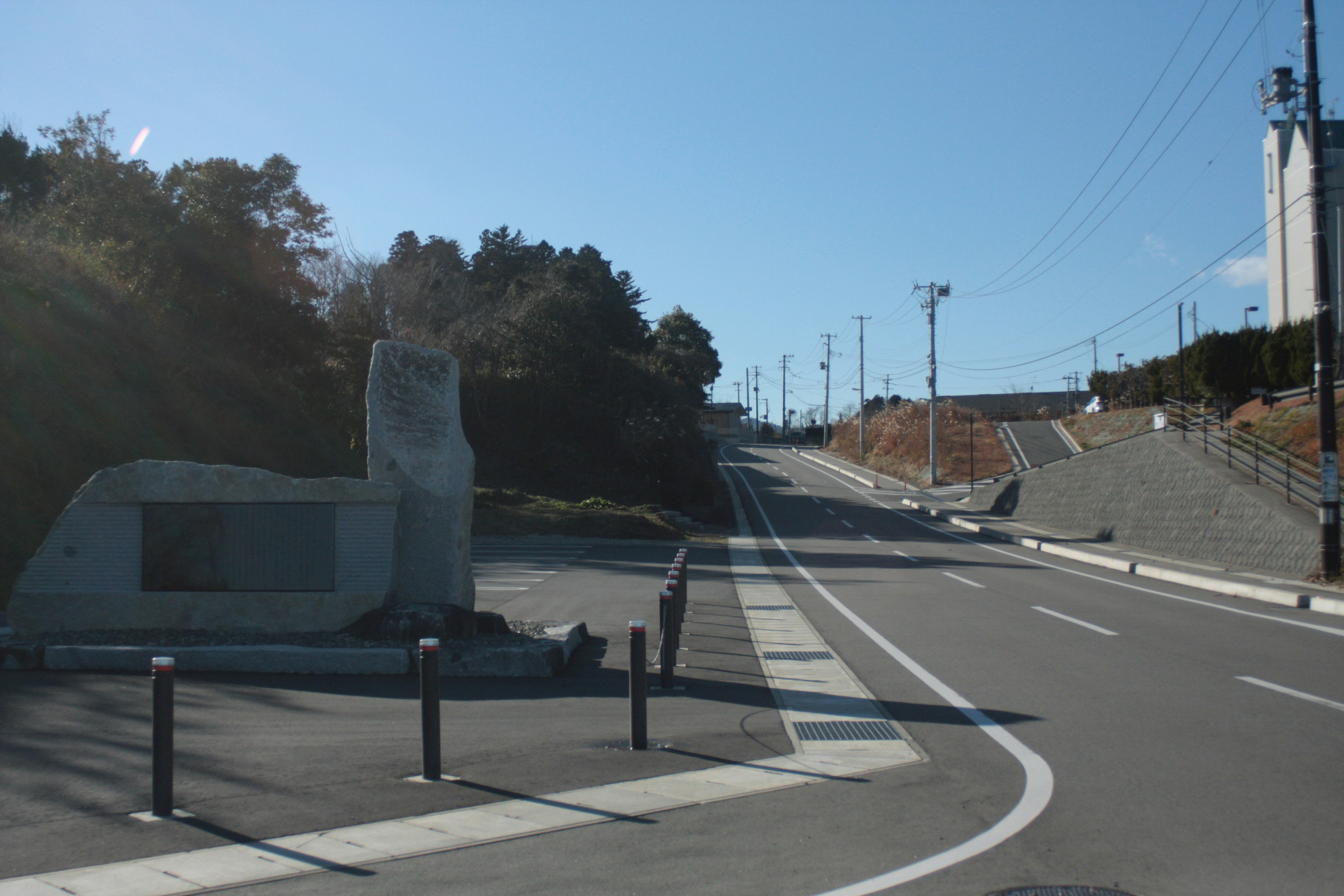 Strada tranquilla con una scultura visibile nella scena