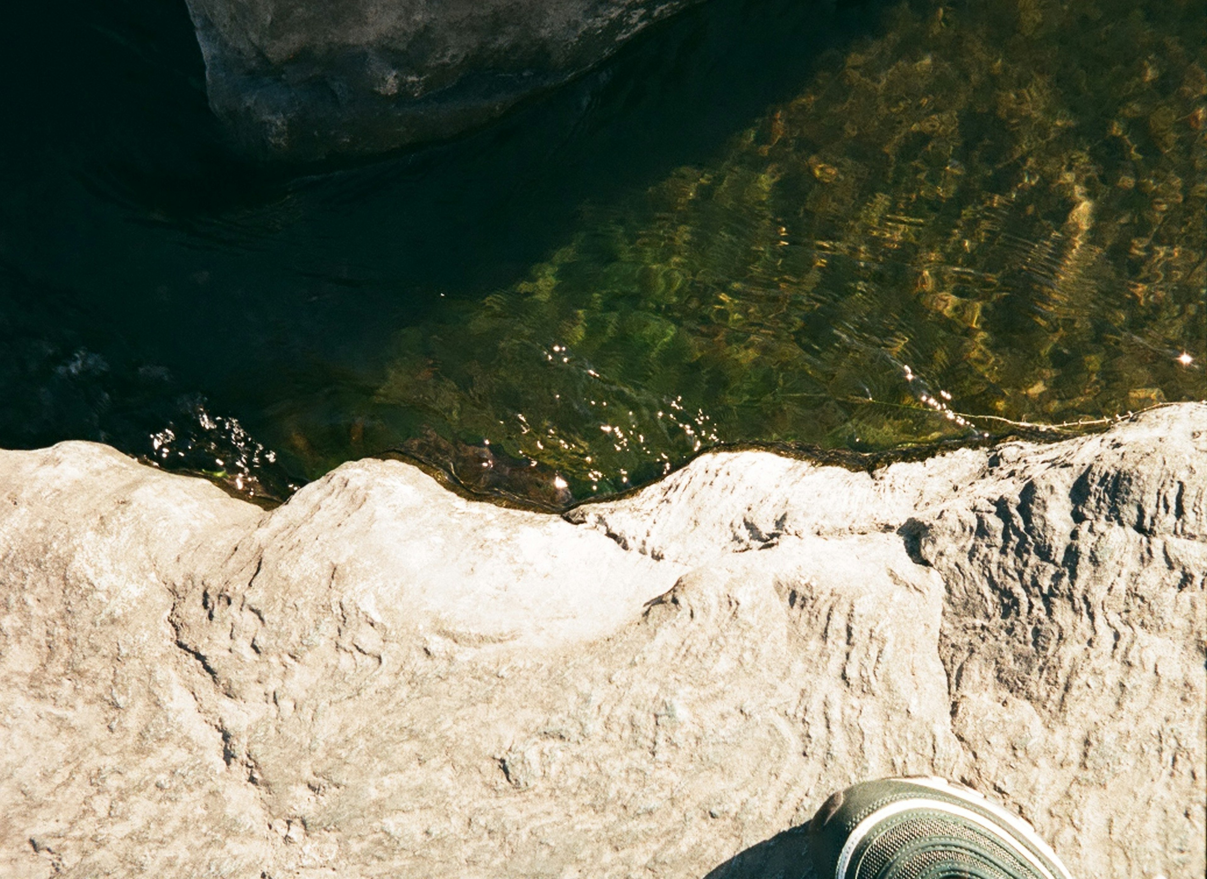 Paesaggio di una roccia con flusso d'acqua visibile