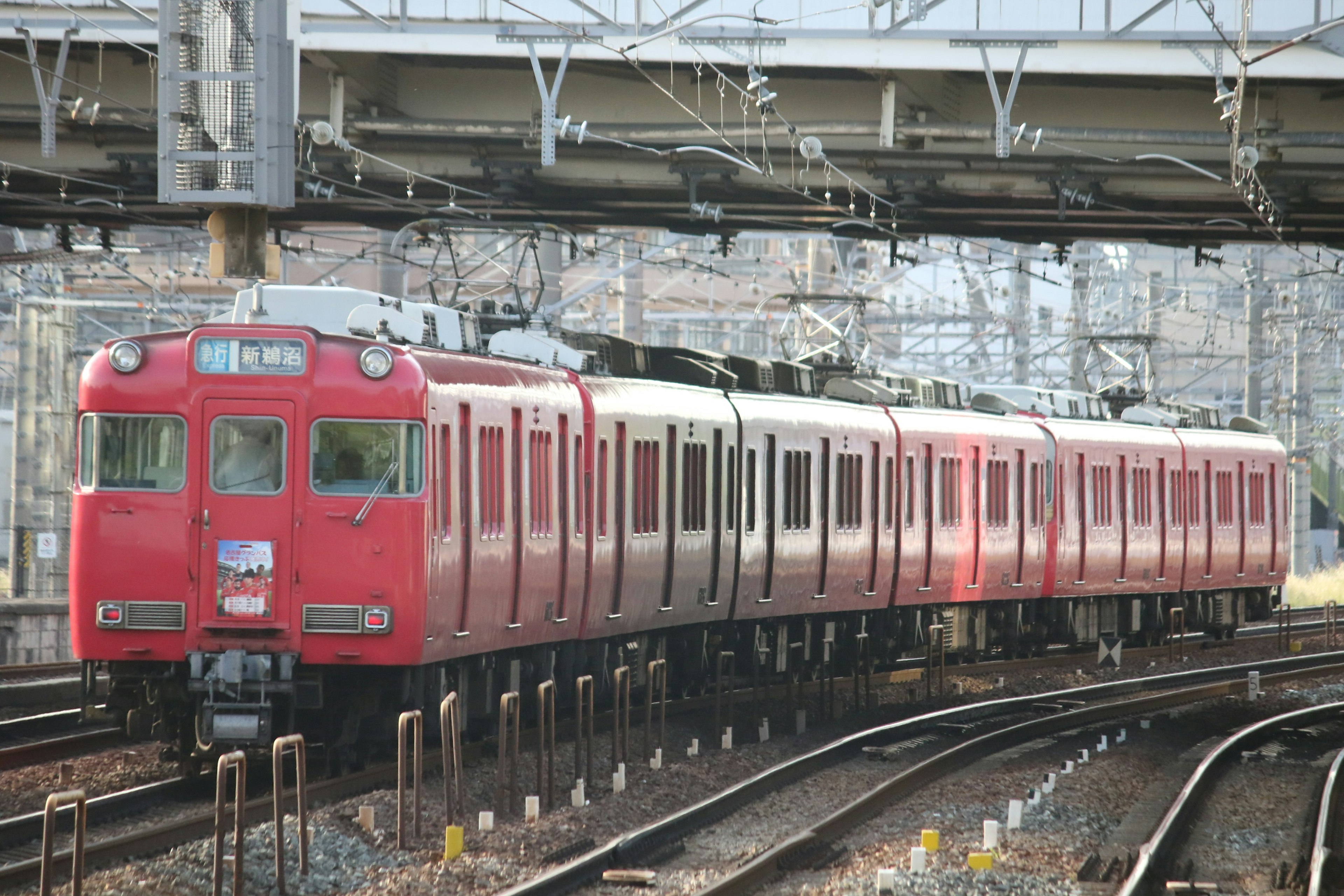 赤い電車が線路を走っている風景