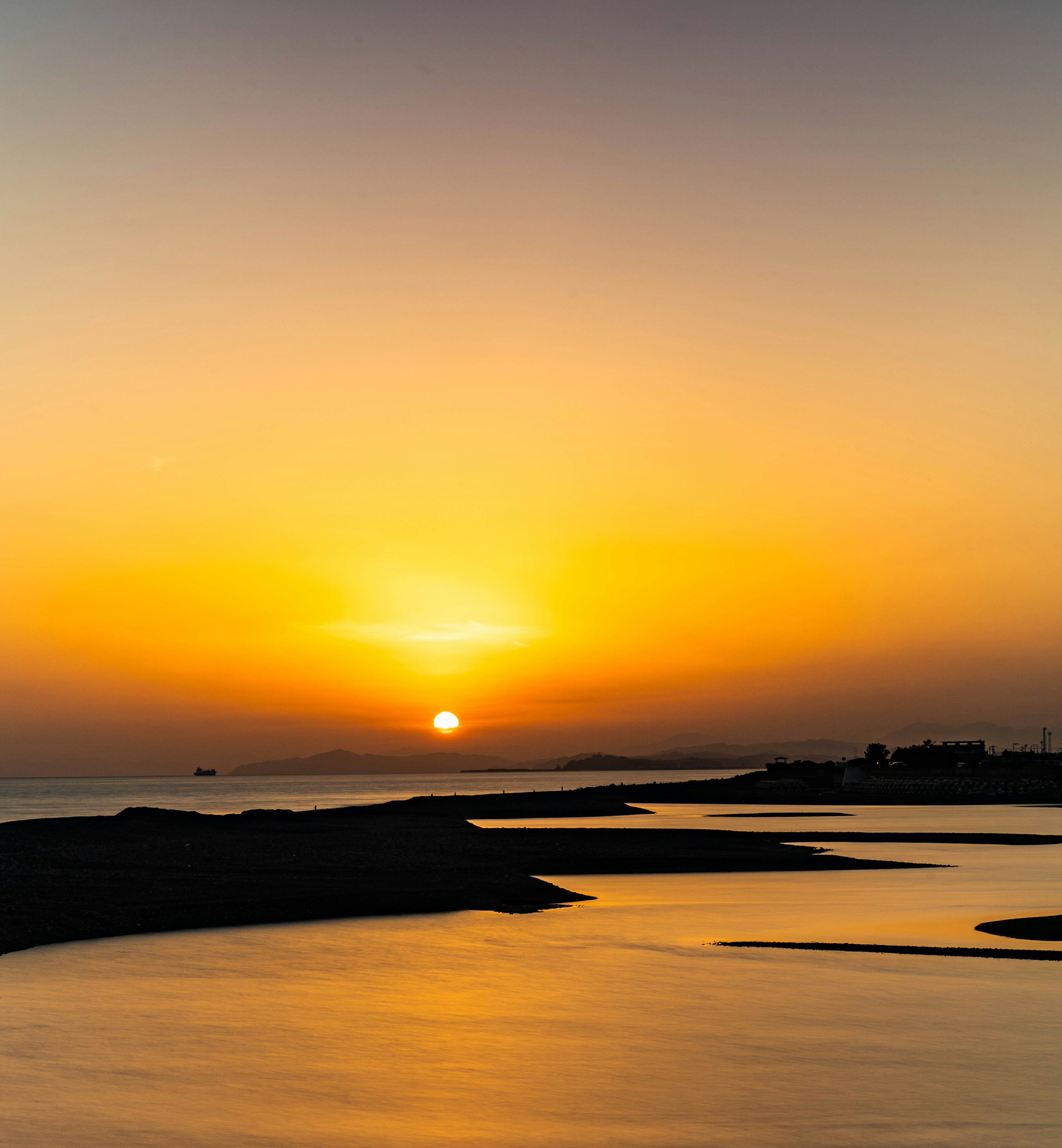 美しい夕日が海に沈む様子と静かな水面の風景