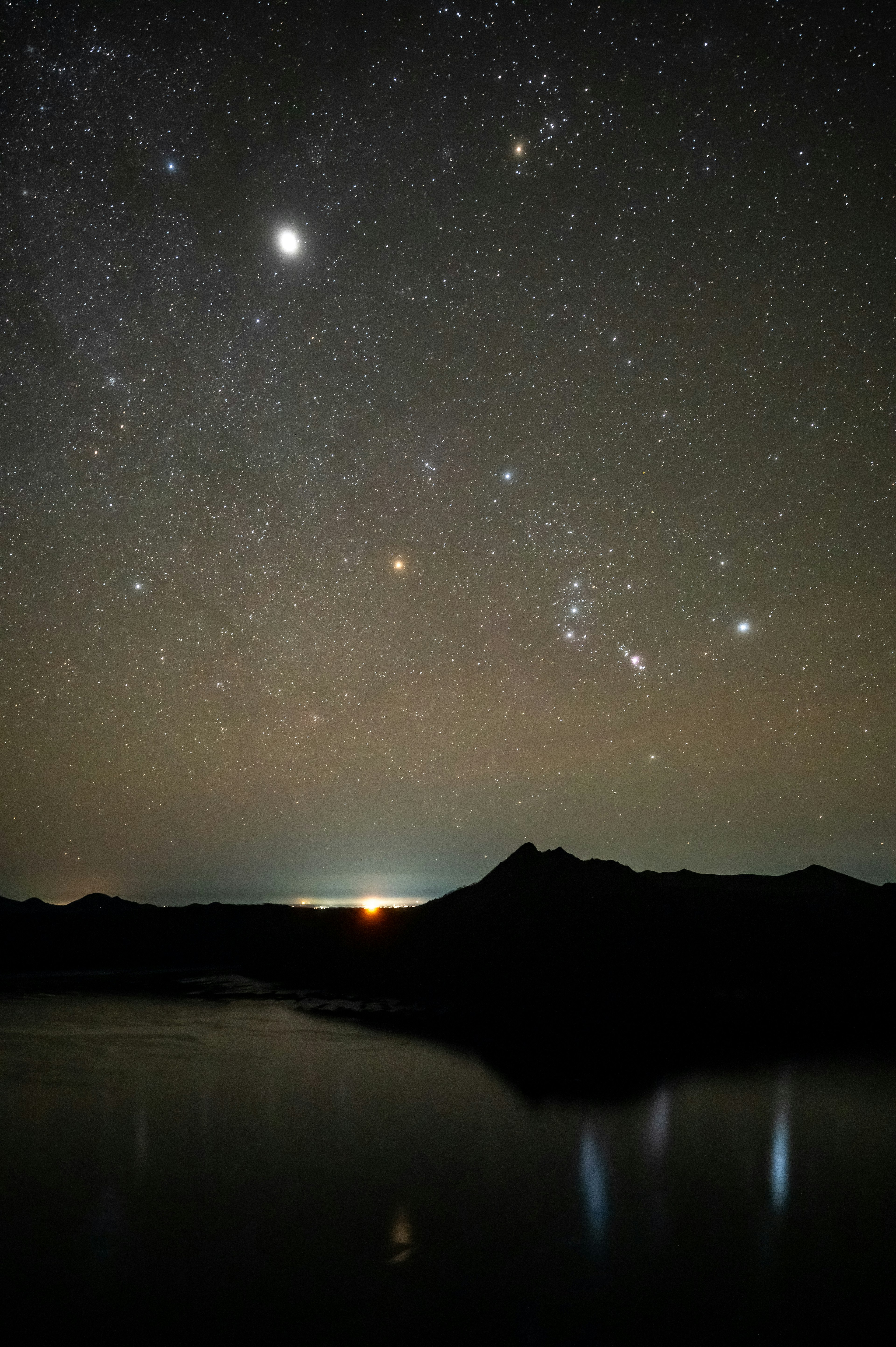 星空と山々の風景 夜空に輝く星々とその下に広がる湖