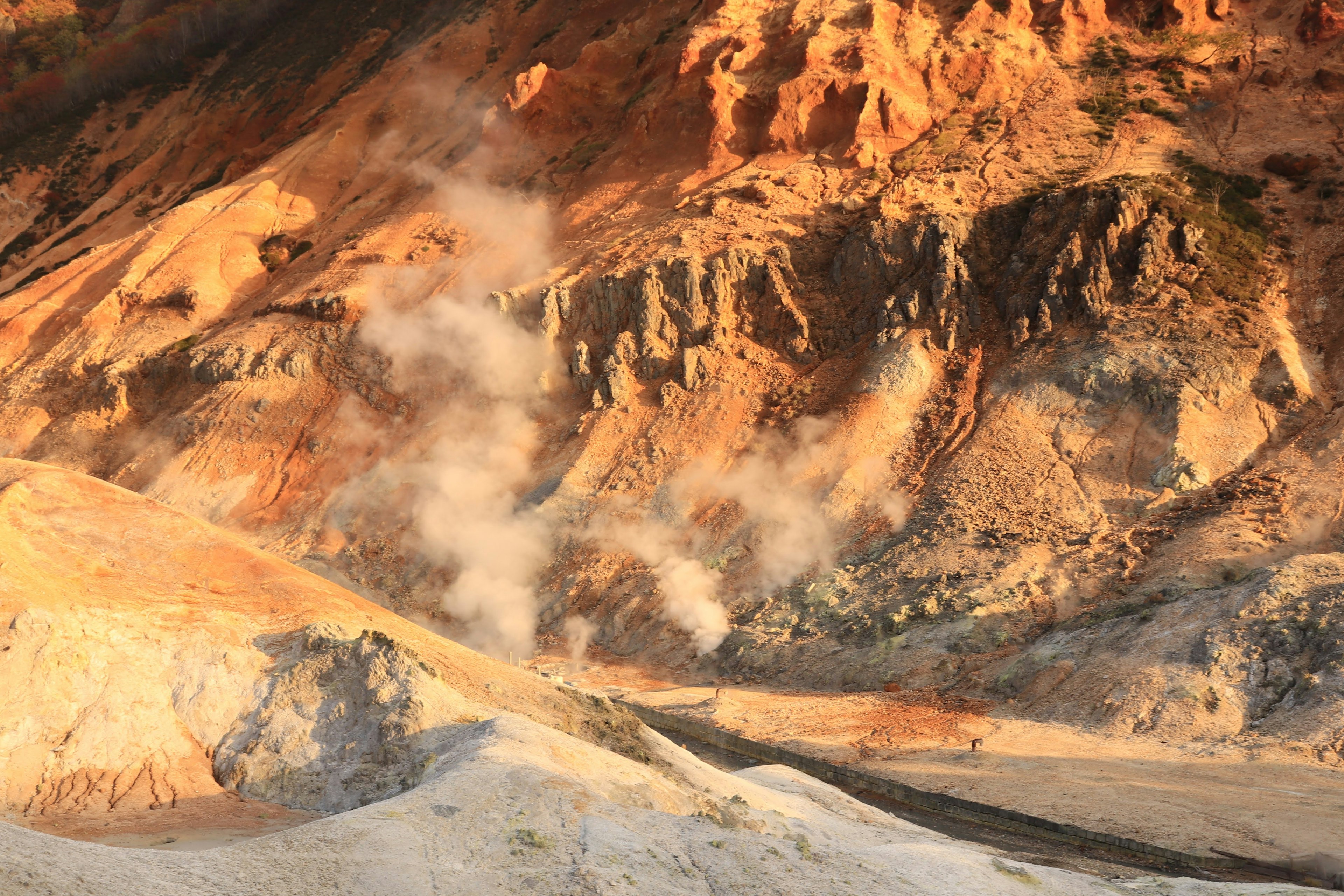 Fumée volcanique et terrain coloré visibles