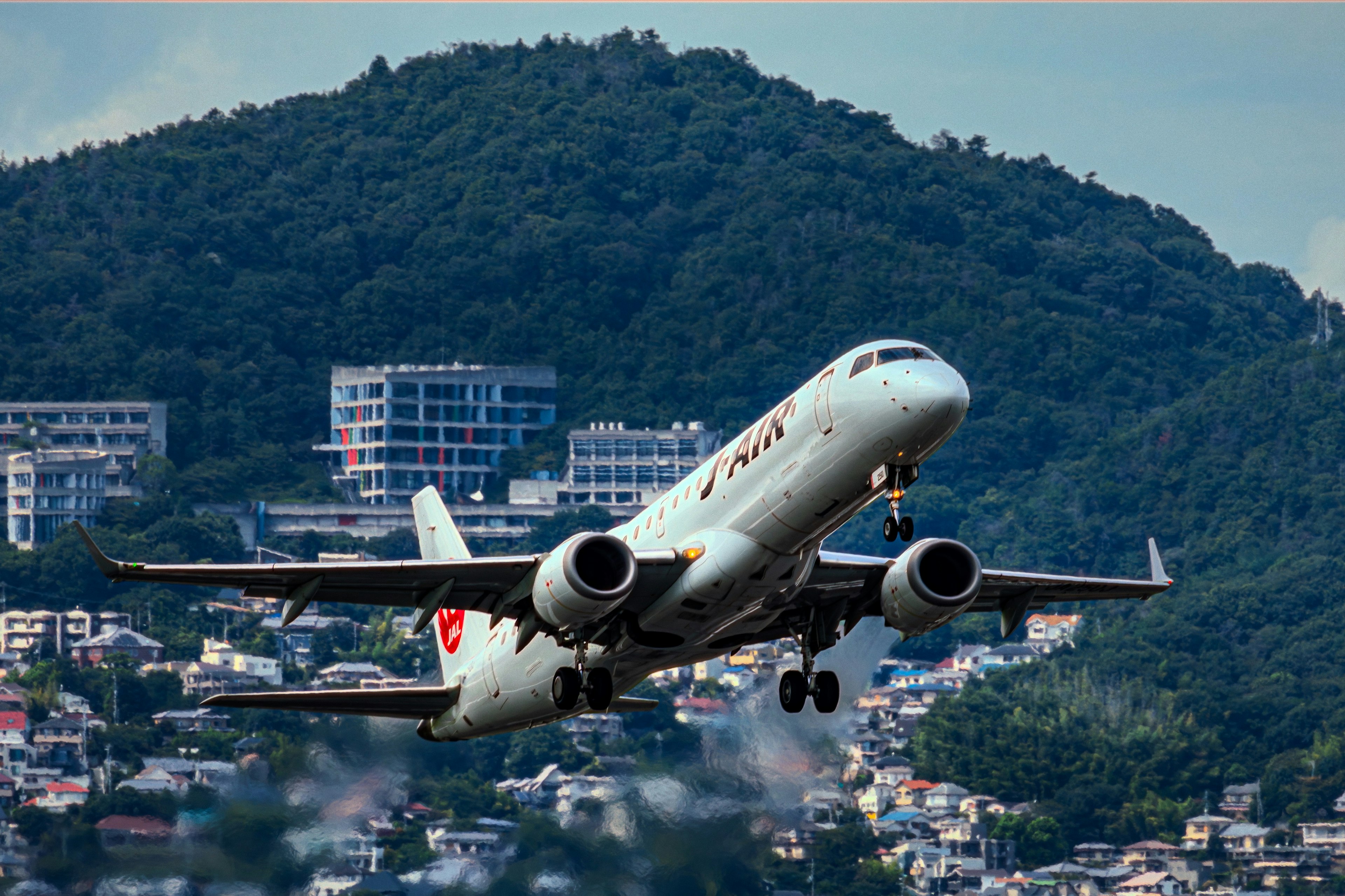 Flugzeug startet vor einem Berg Hintergrund