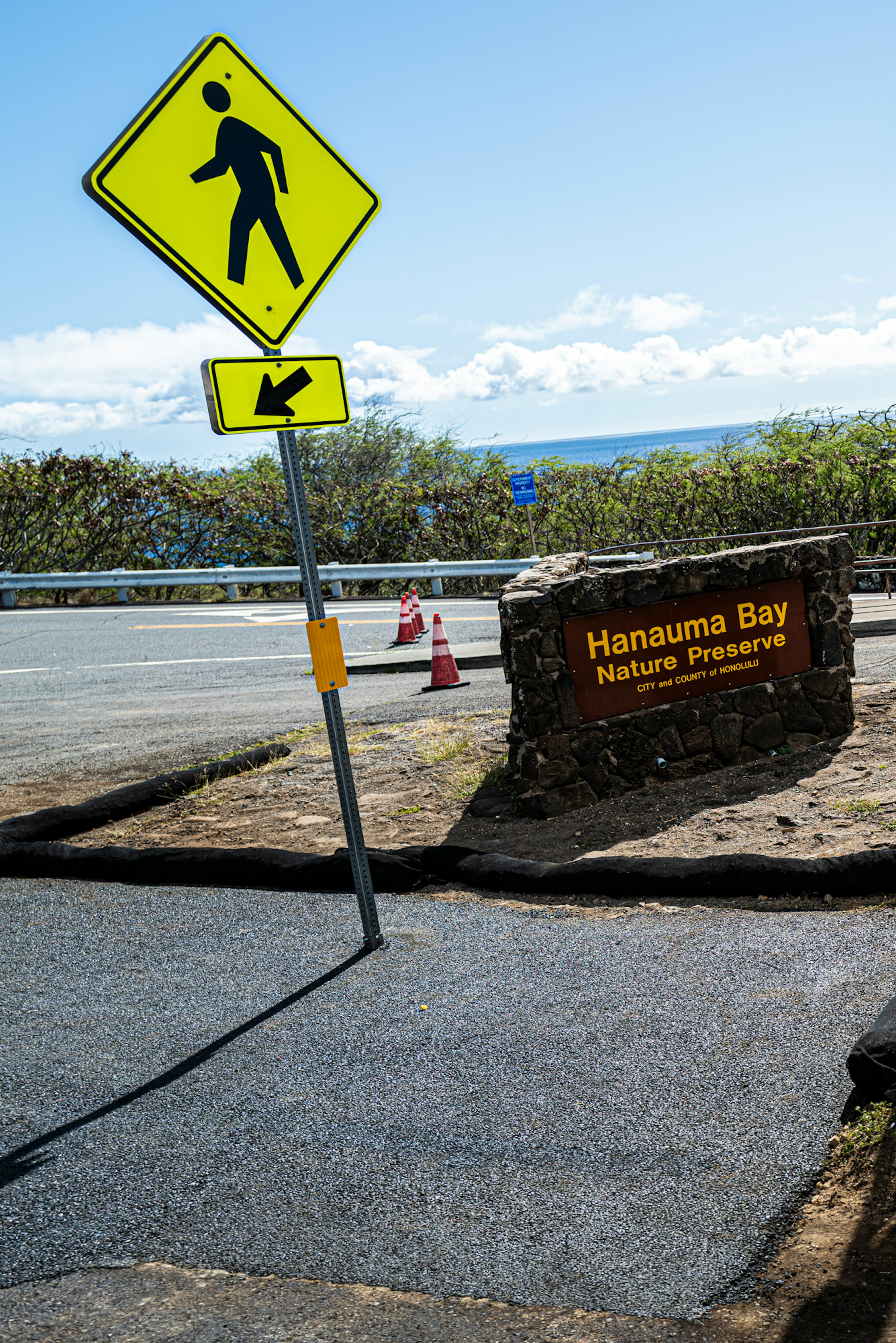 Señal de Honolua Bay con señal de cruce peatonal y fondo escénico