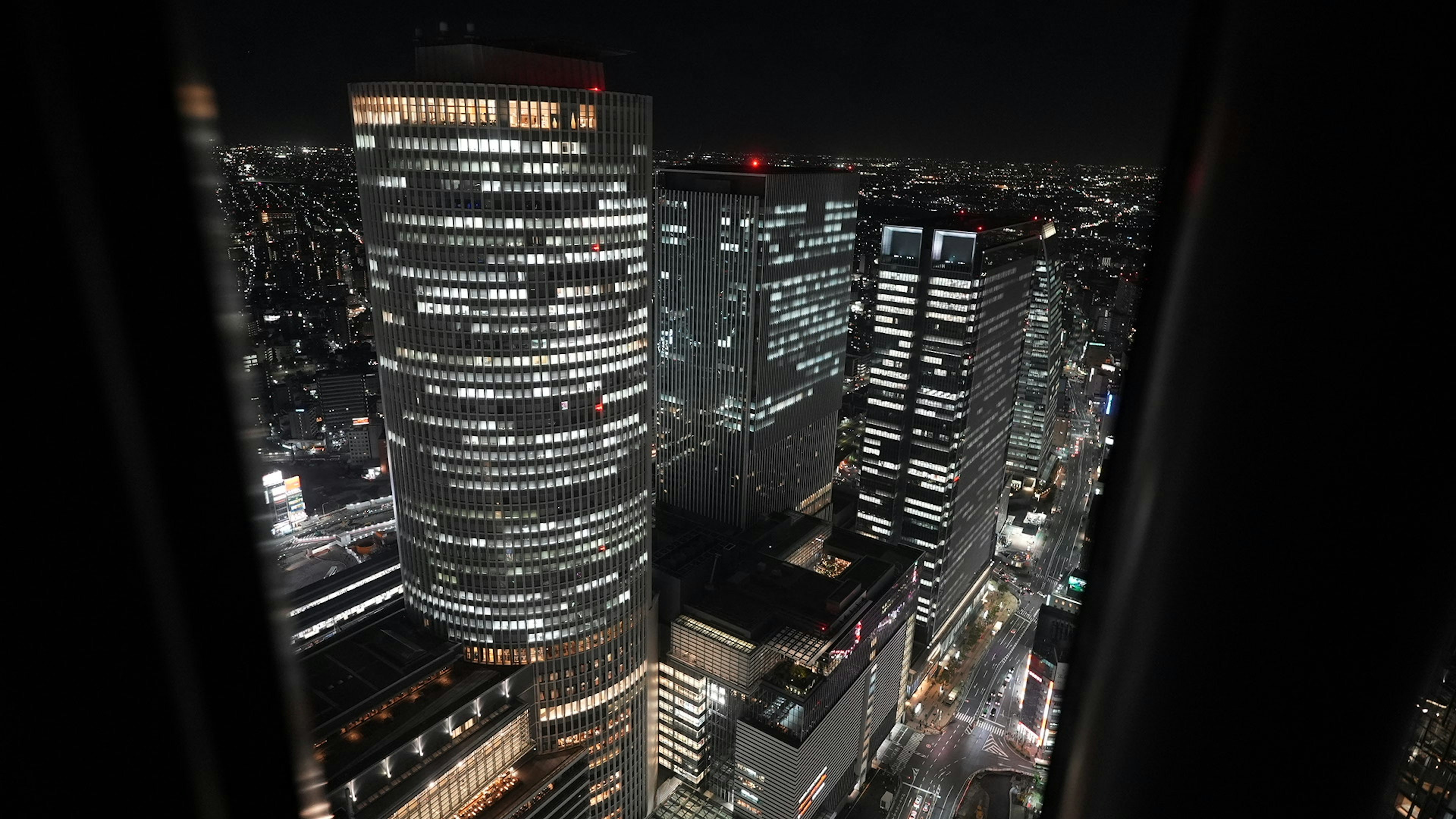 Vue nocturne de la ligne d'horizon de Tokyo avec des gratte-ciel illuminés