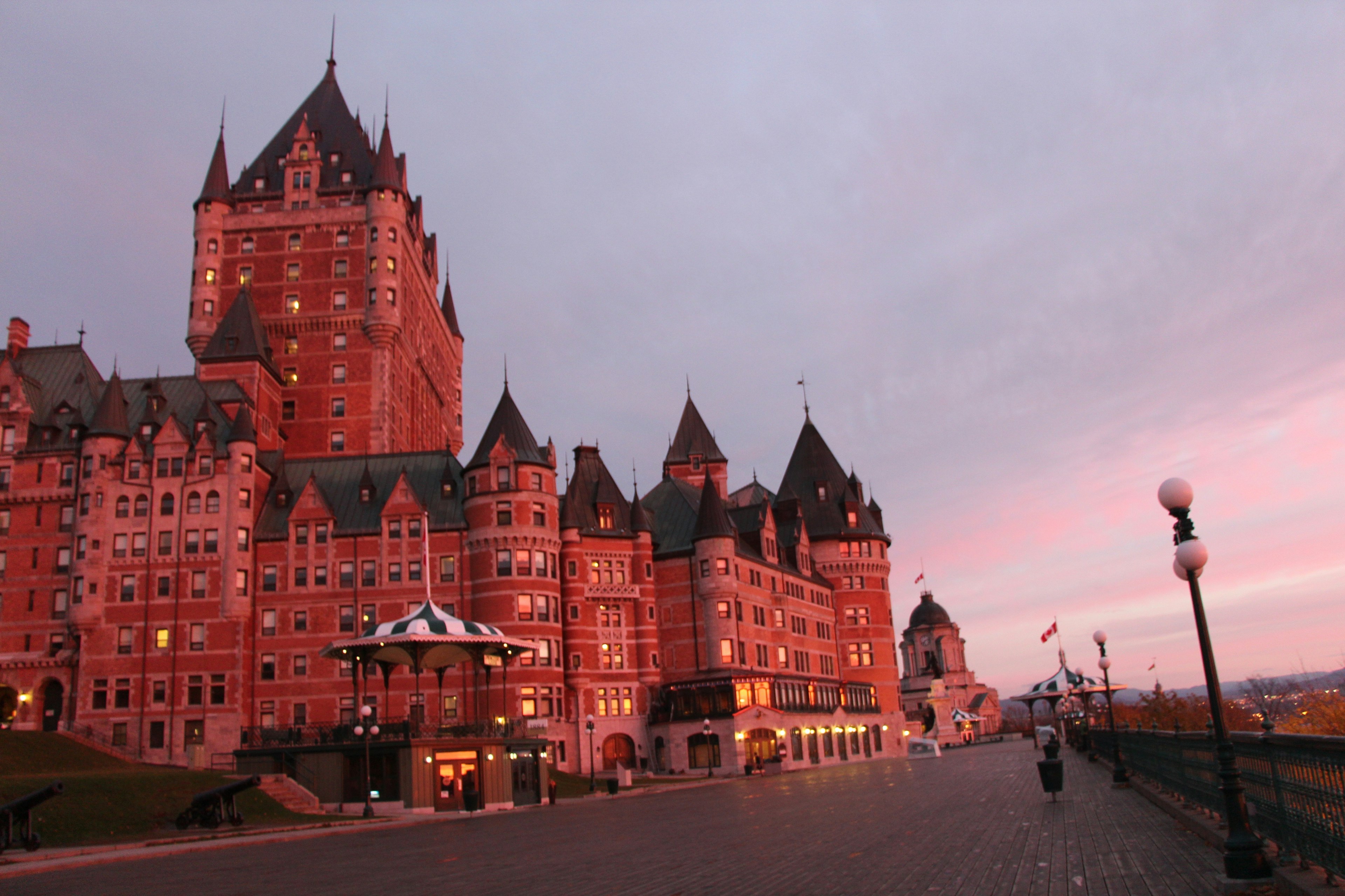 Ngoại thất đẹp của Château Frontenac vào lúc hoàng hôn