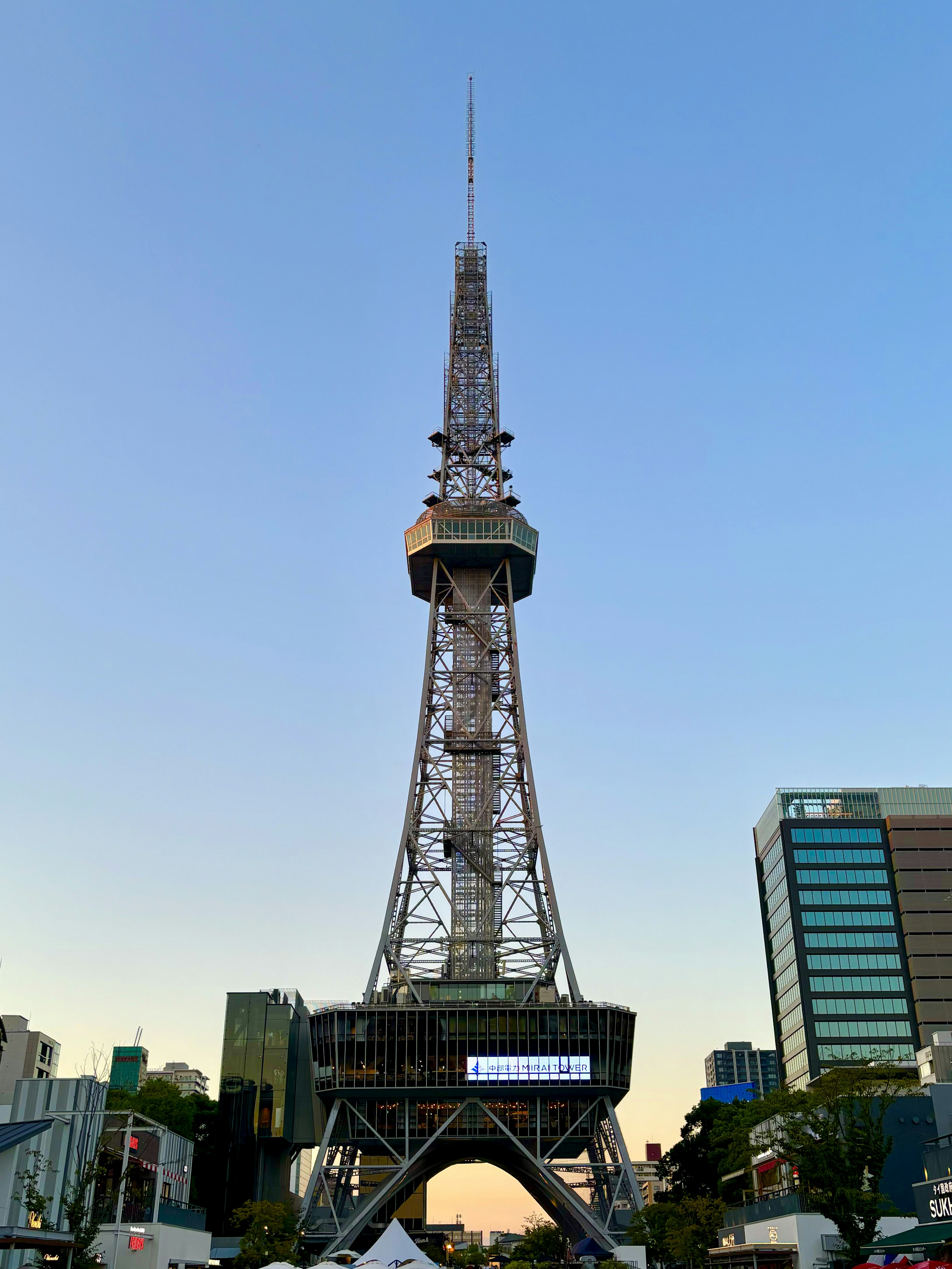 Menara TV Nagoya berdiri tinggi di bawah langit biru