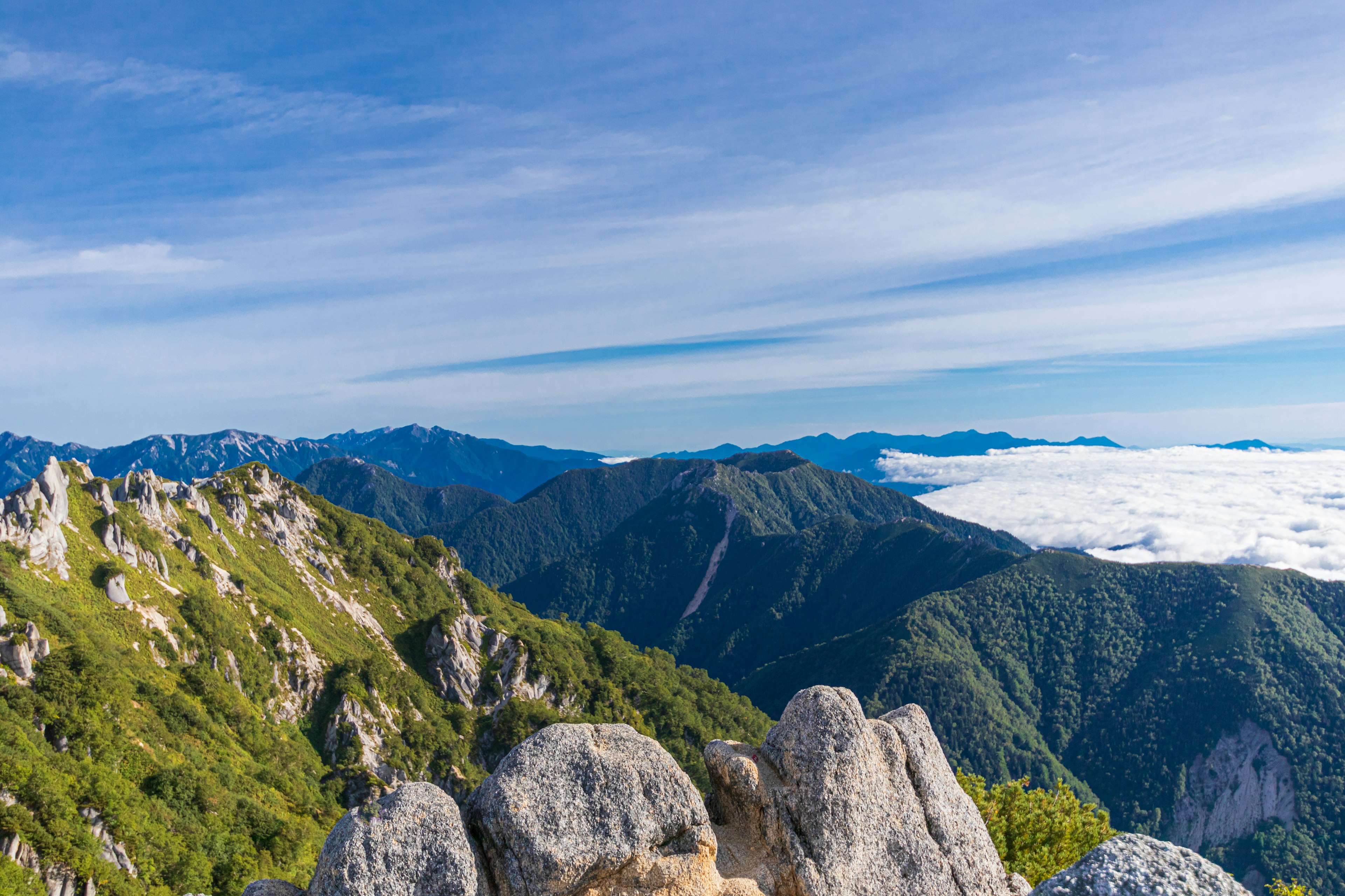 Vista panoramica di montagne e nuvole