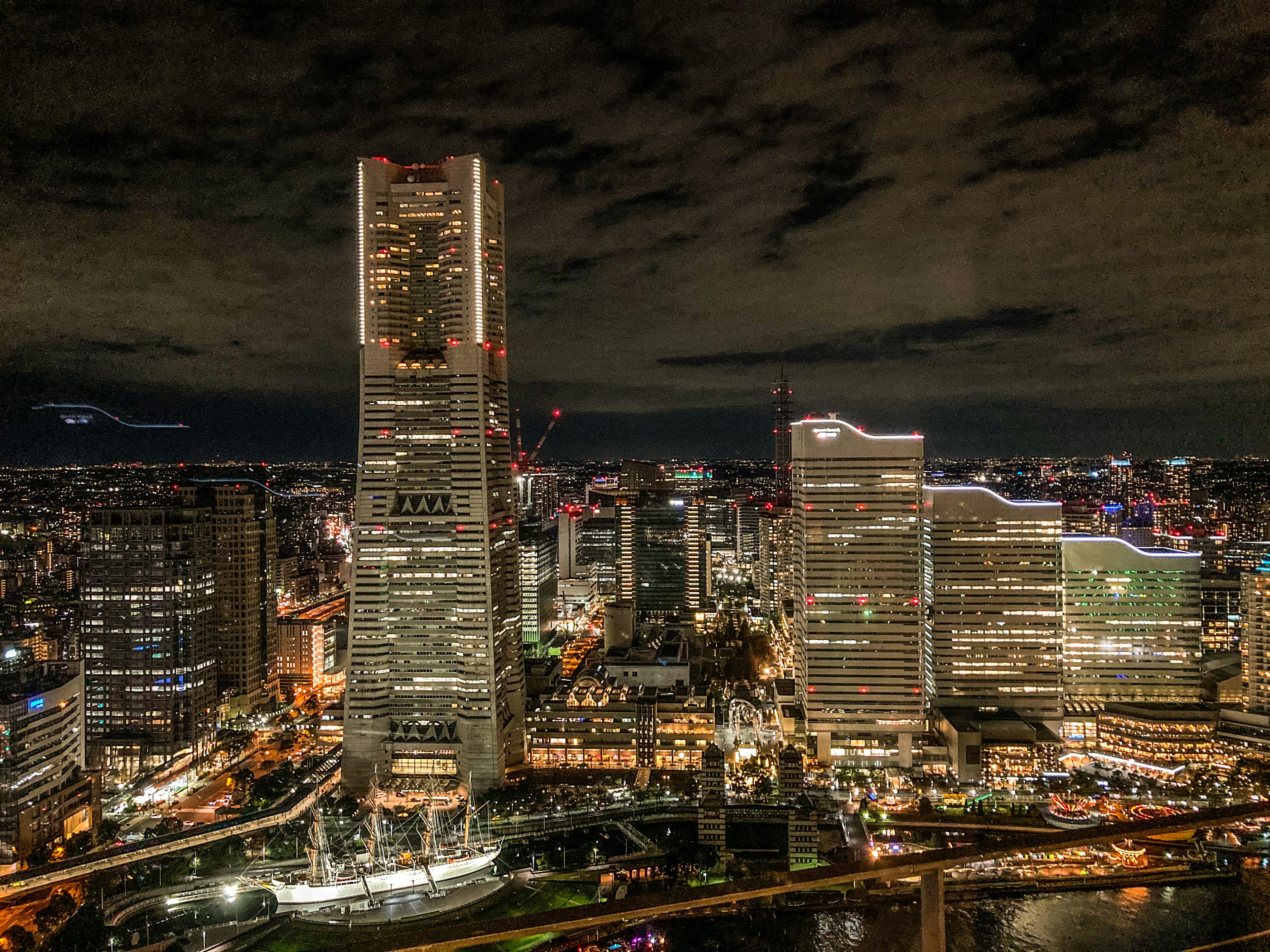 Nachtansicht der Skyline von Yokohama mit beleuchteten Wolkenkratzern