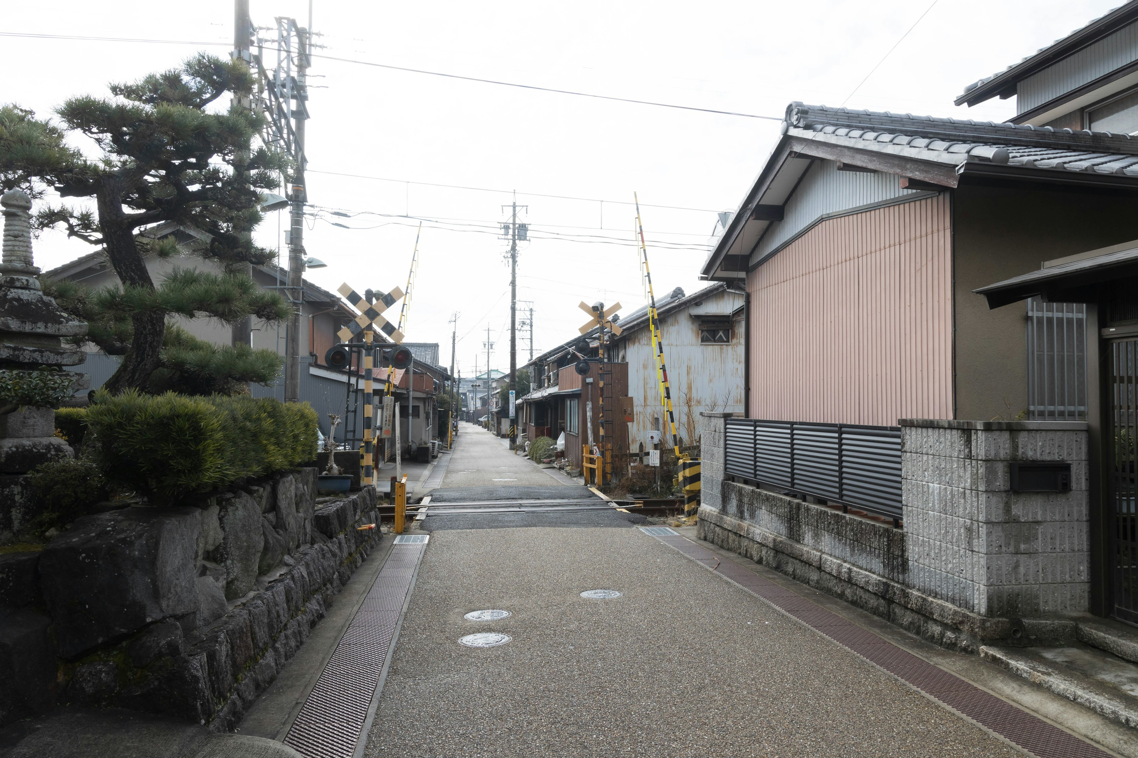 Rue résidentielle calme au Japon avec des maisons et des poteaux électriques