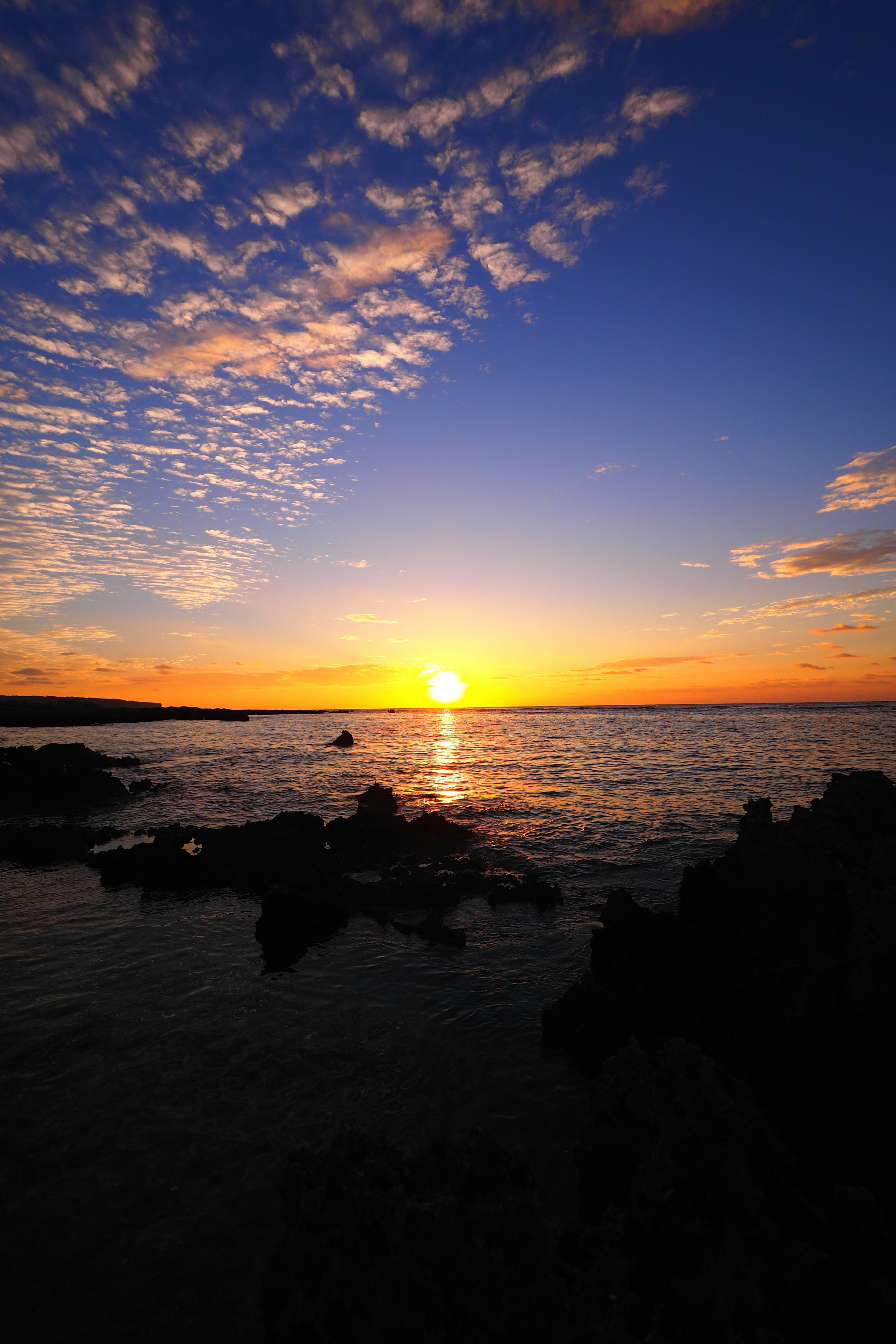 Paysage magnifique avec le coucher de soleil sur l'océan