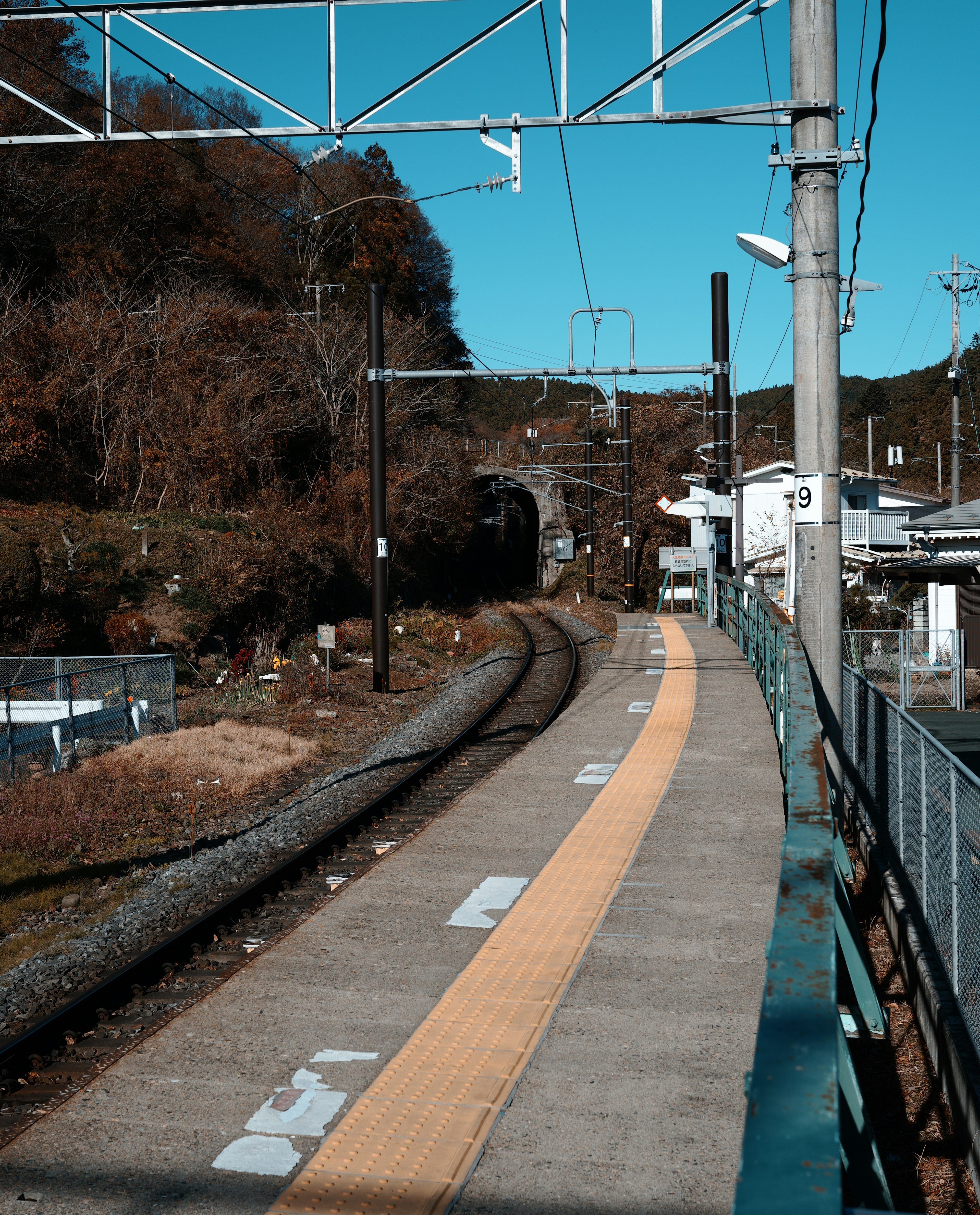 Piattaforma di stazione tranquilla con binari