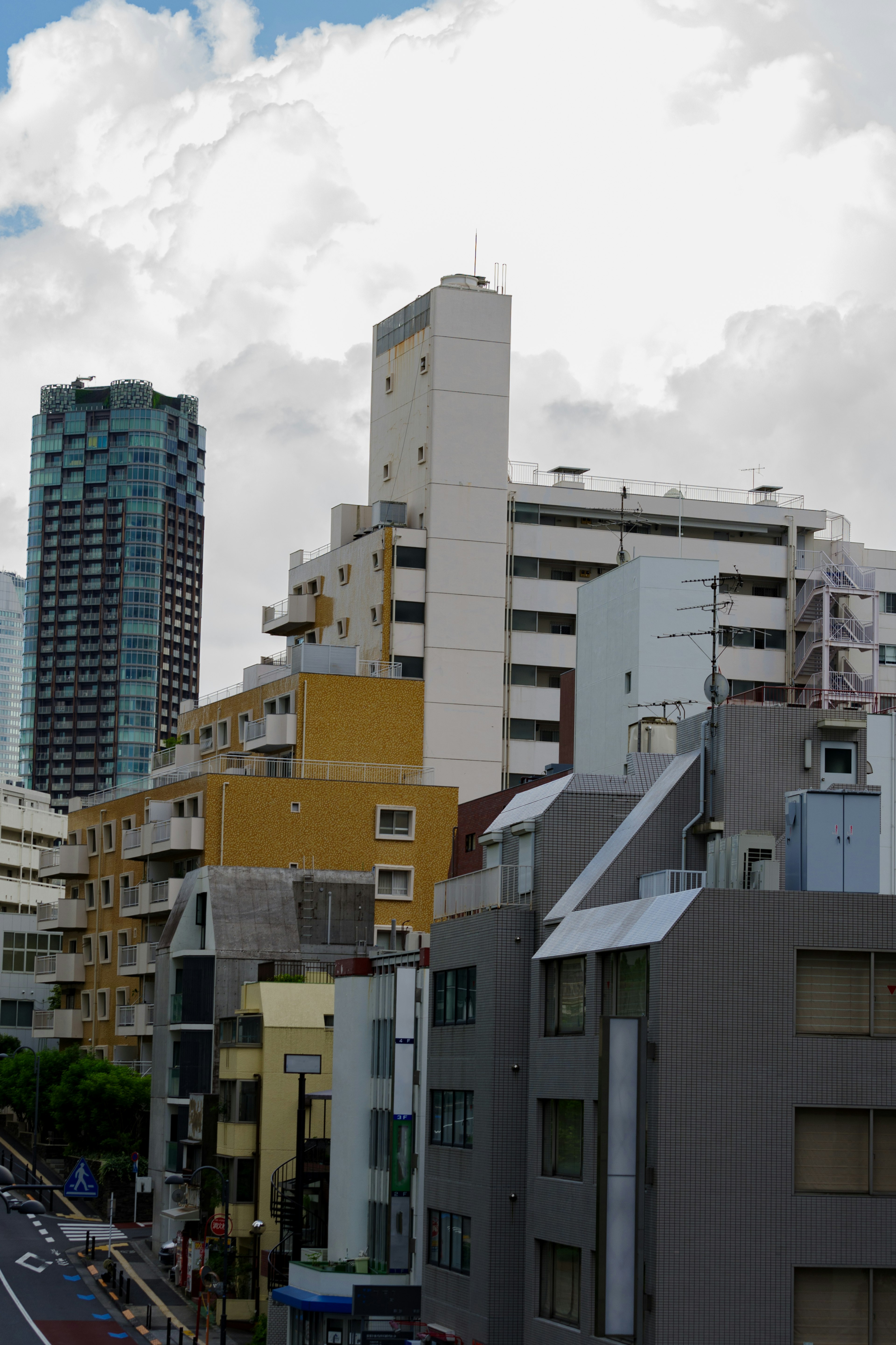 Horizon urbain avec de grands immeubles et un ciel nuageux