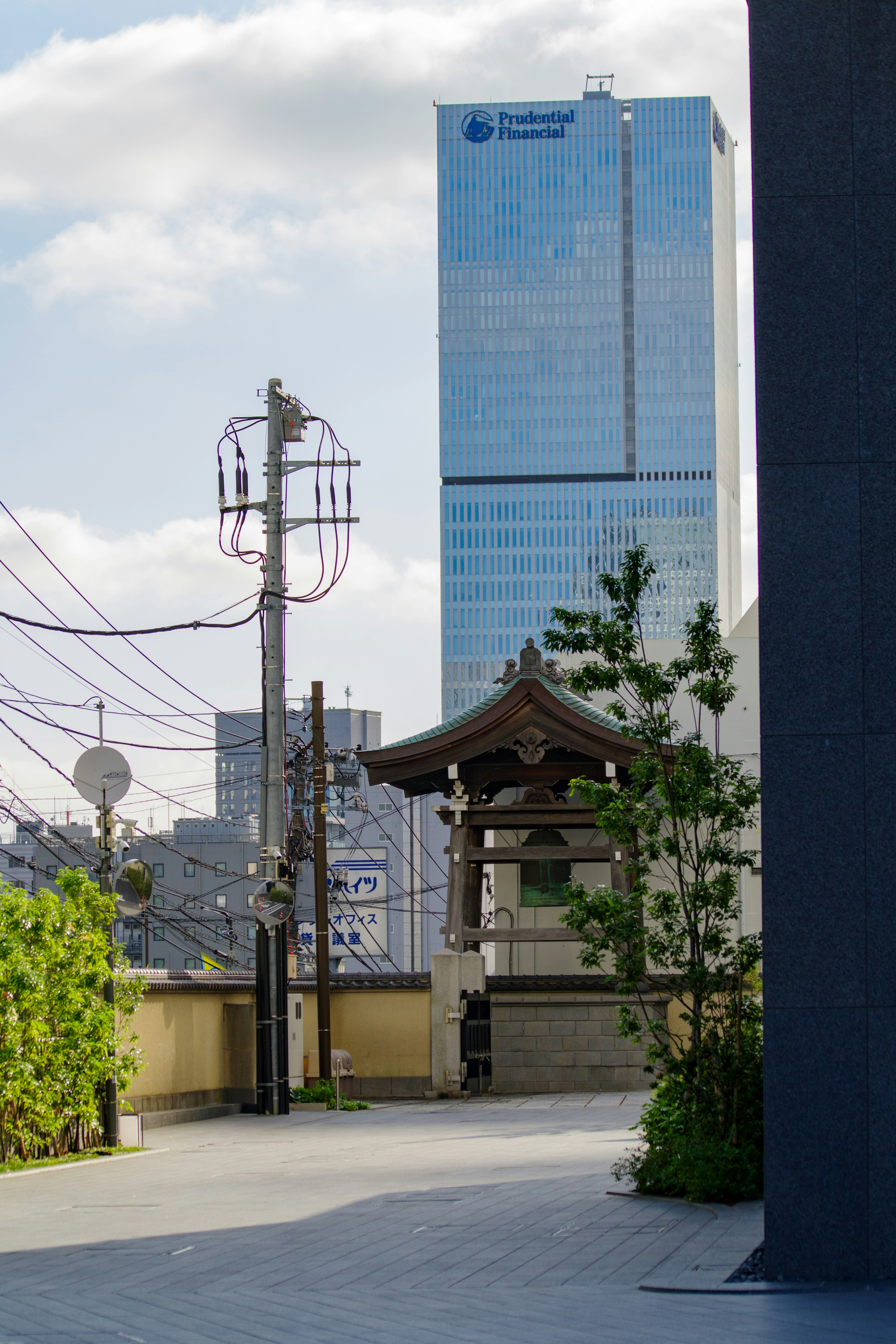 近代的なビルと伝統的な建物が共存する都市の風景