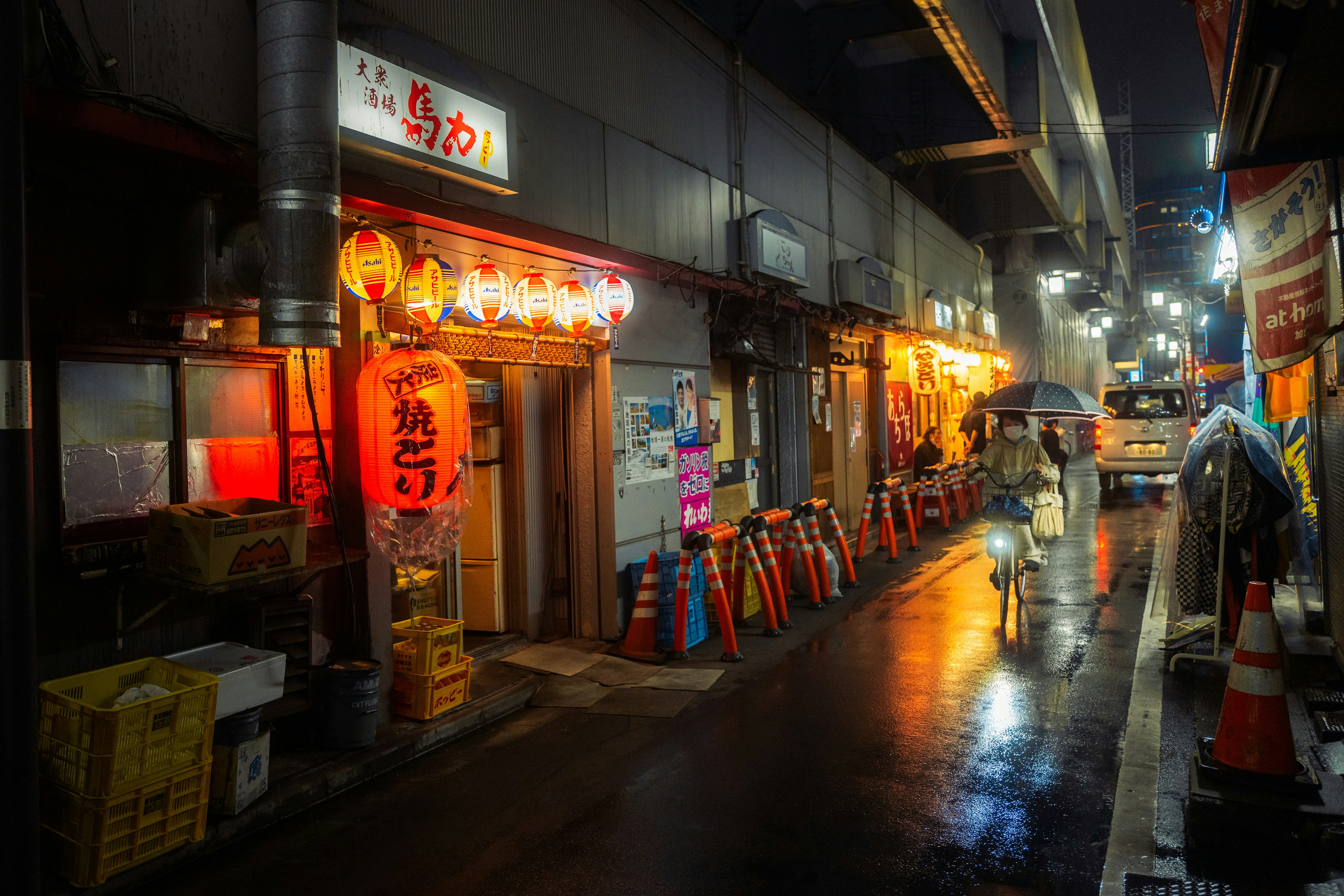 夜の商店街の照明が輝く狭い路地に並ぶ飲食店