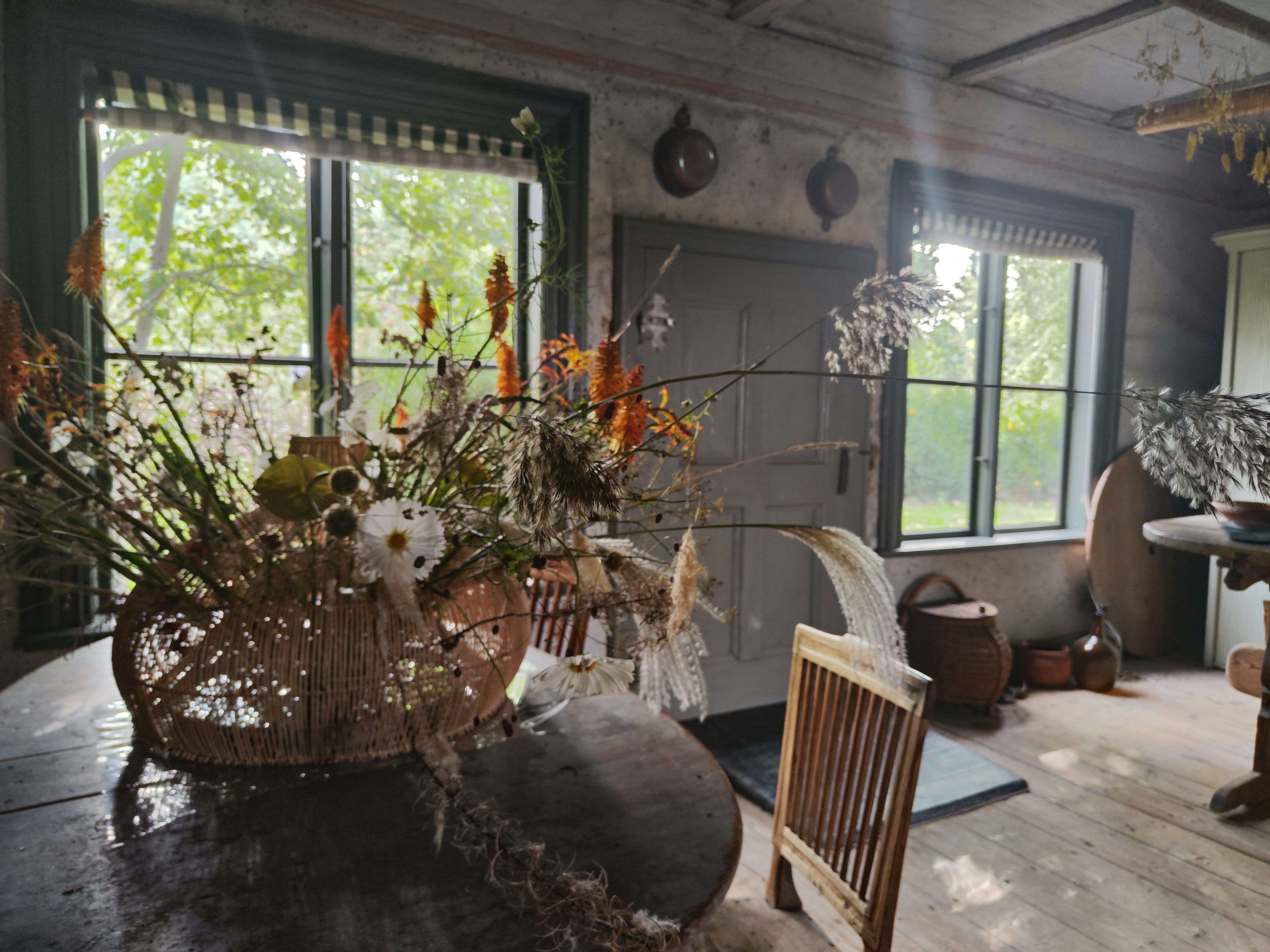 Helle Innenumgebung mit Blumenarrangement und Holzmöbeln