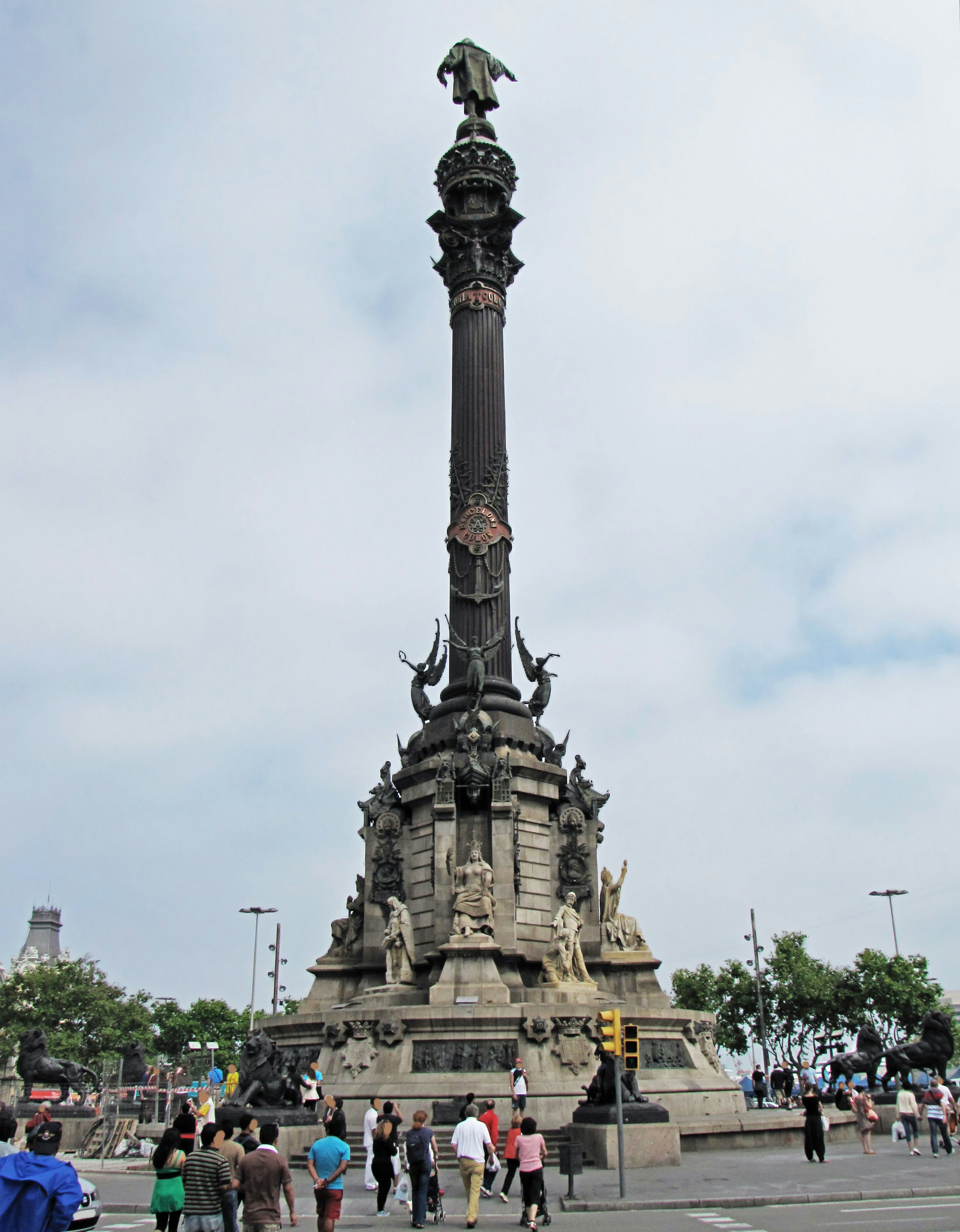 Kolumbusdenkmal mit kunstvollen Skulpturen und Besuchern