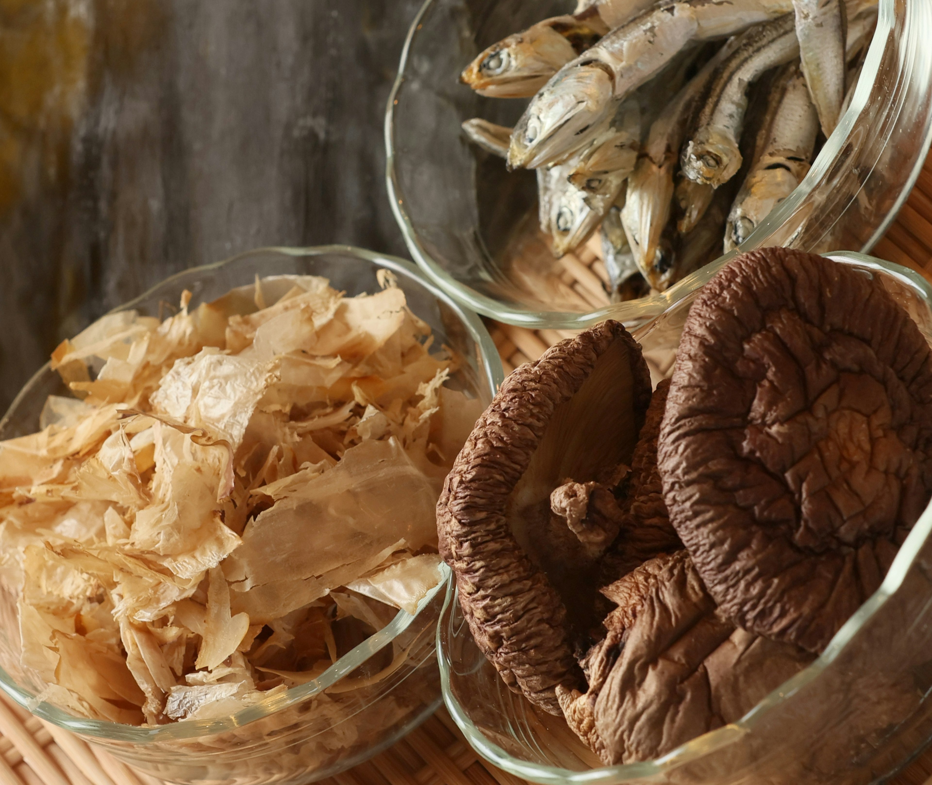 Getrocknete Shiitake-Pilze Bonitoflocken und kleine Fische in Schalen