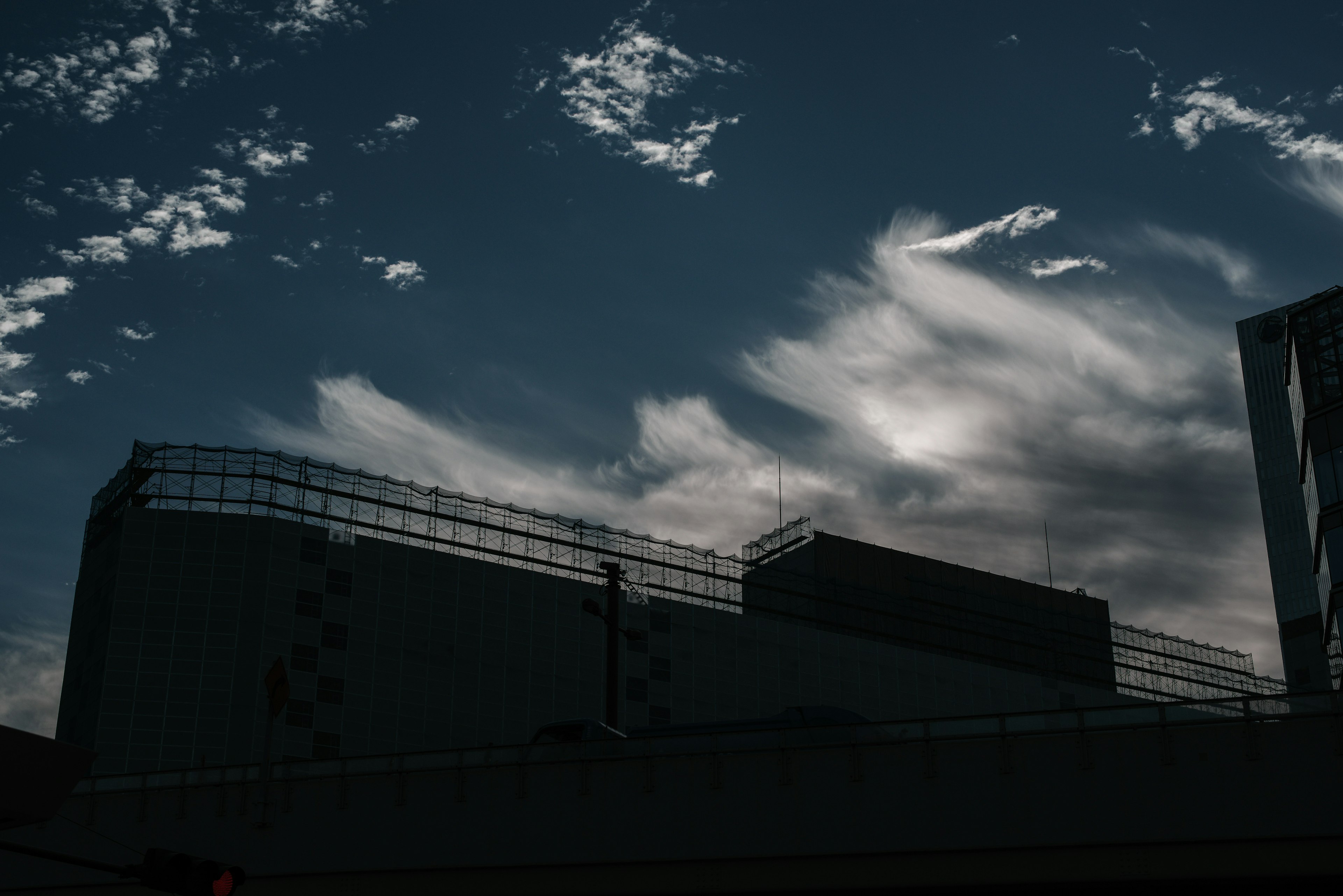 Silhouette eines Gebäudes vor einem dunklen Himmel mit Wolken