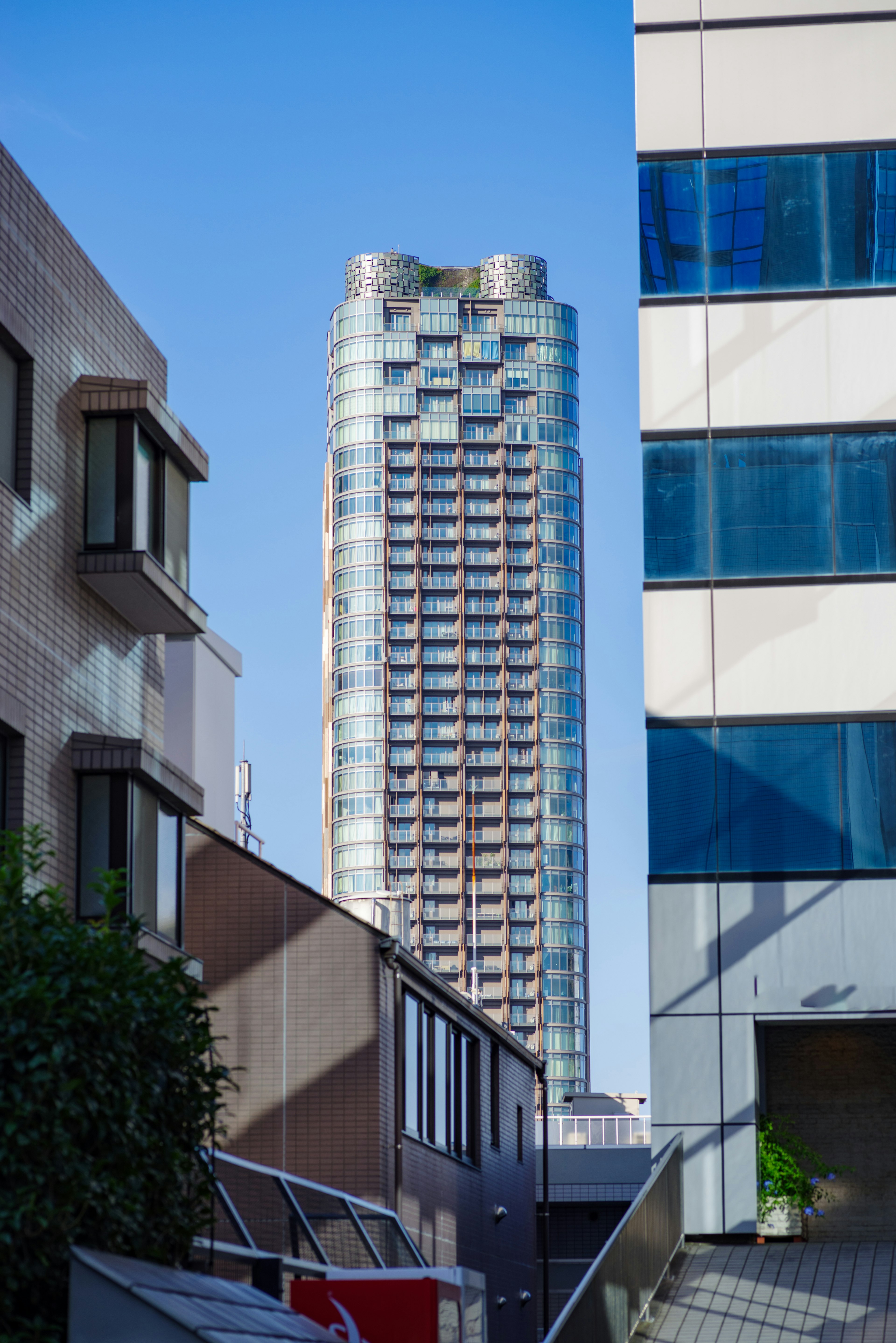 Paesaggio urbano con un alto edificio contro un cielo blu chiaro