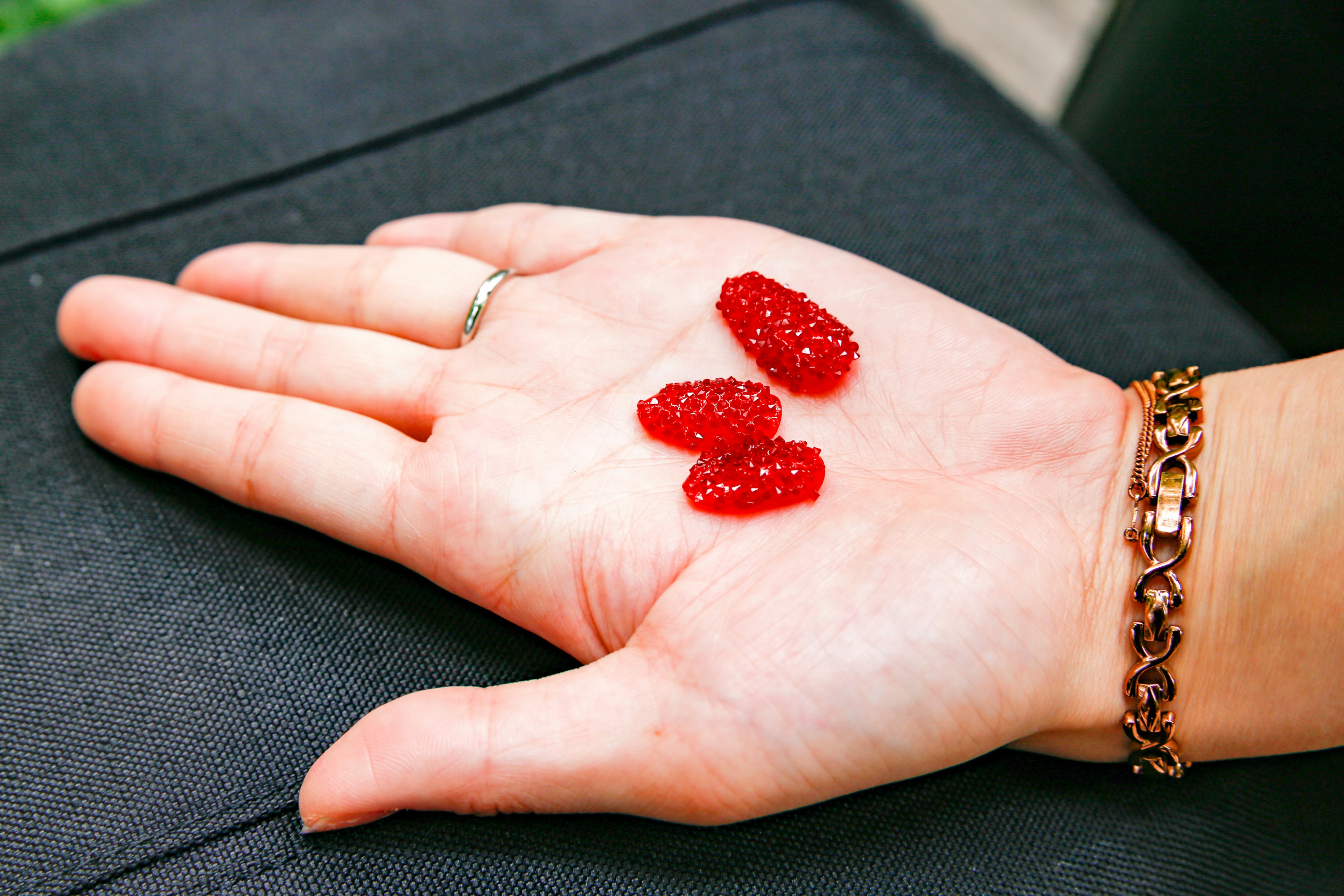 Rote Gummibärchen auf einer offenen Handfläche