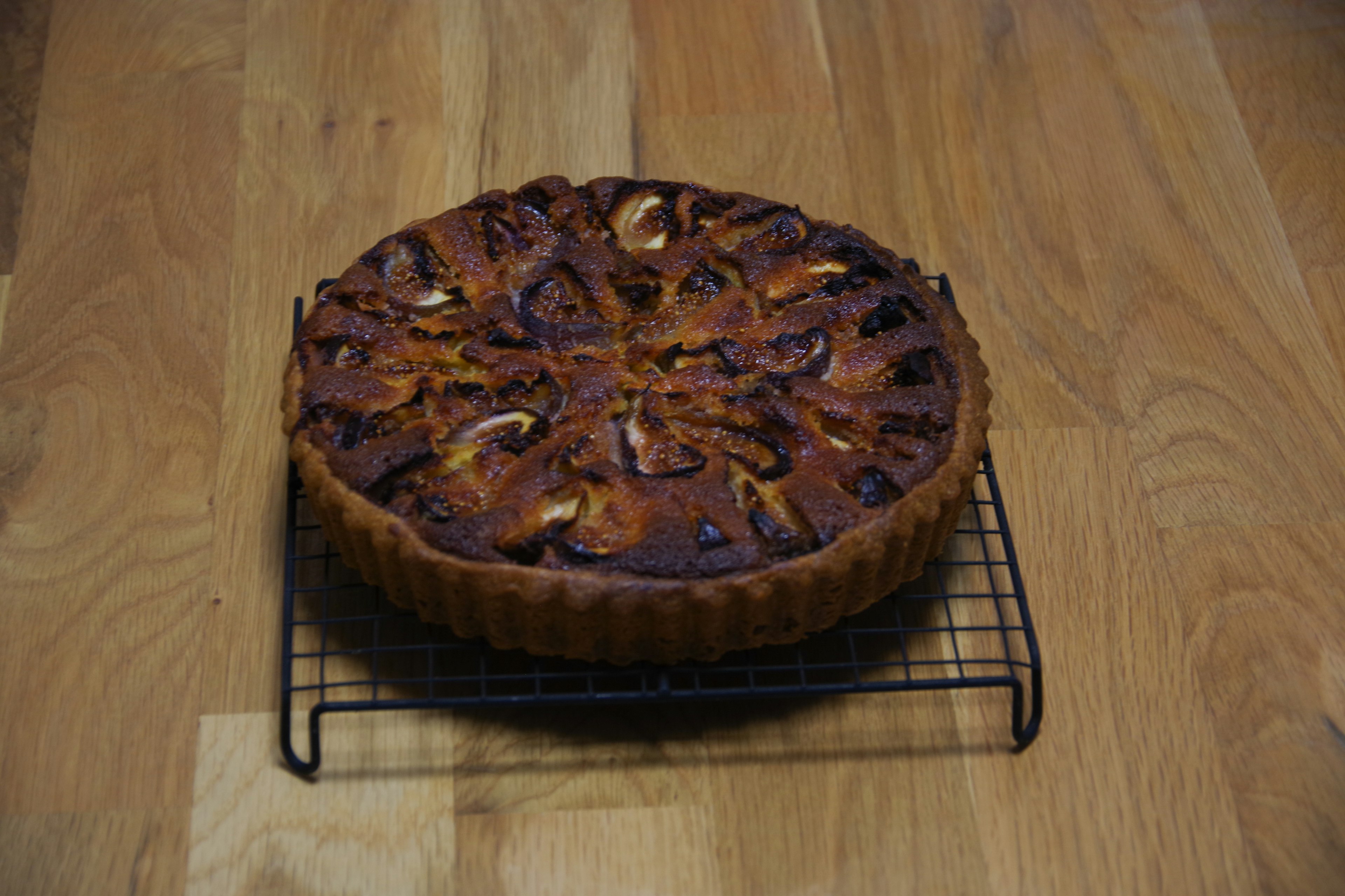 Tarta de manzana recién horneada sobre una rejilla