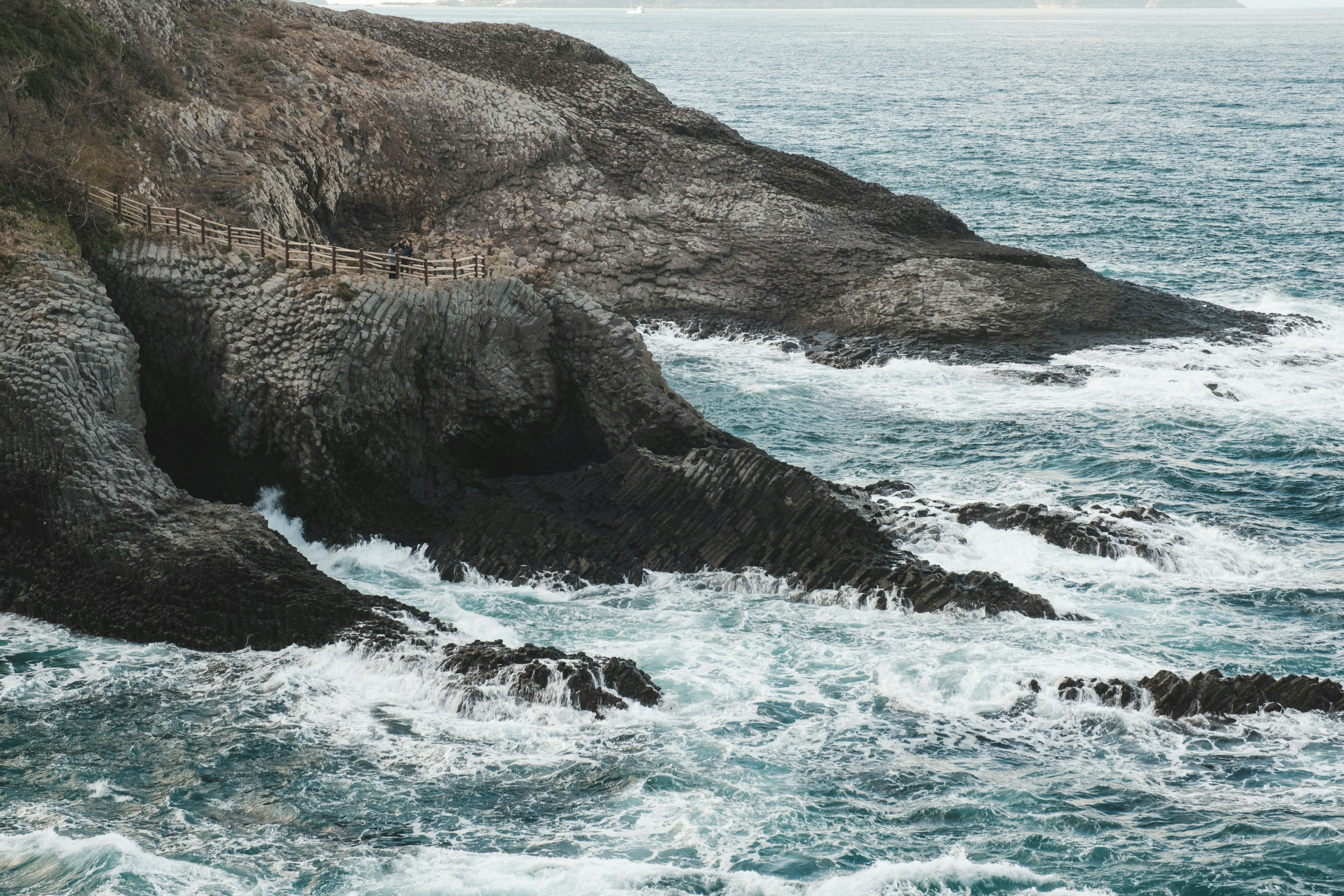 Onde che si infrangono contro la costa rocciosa