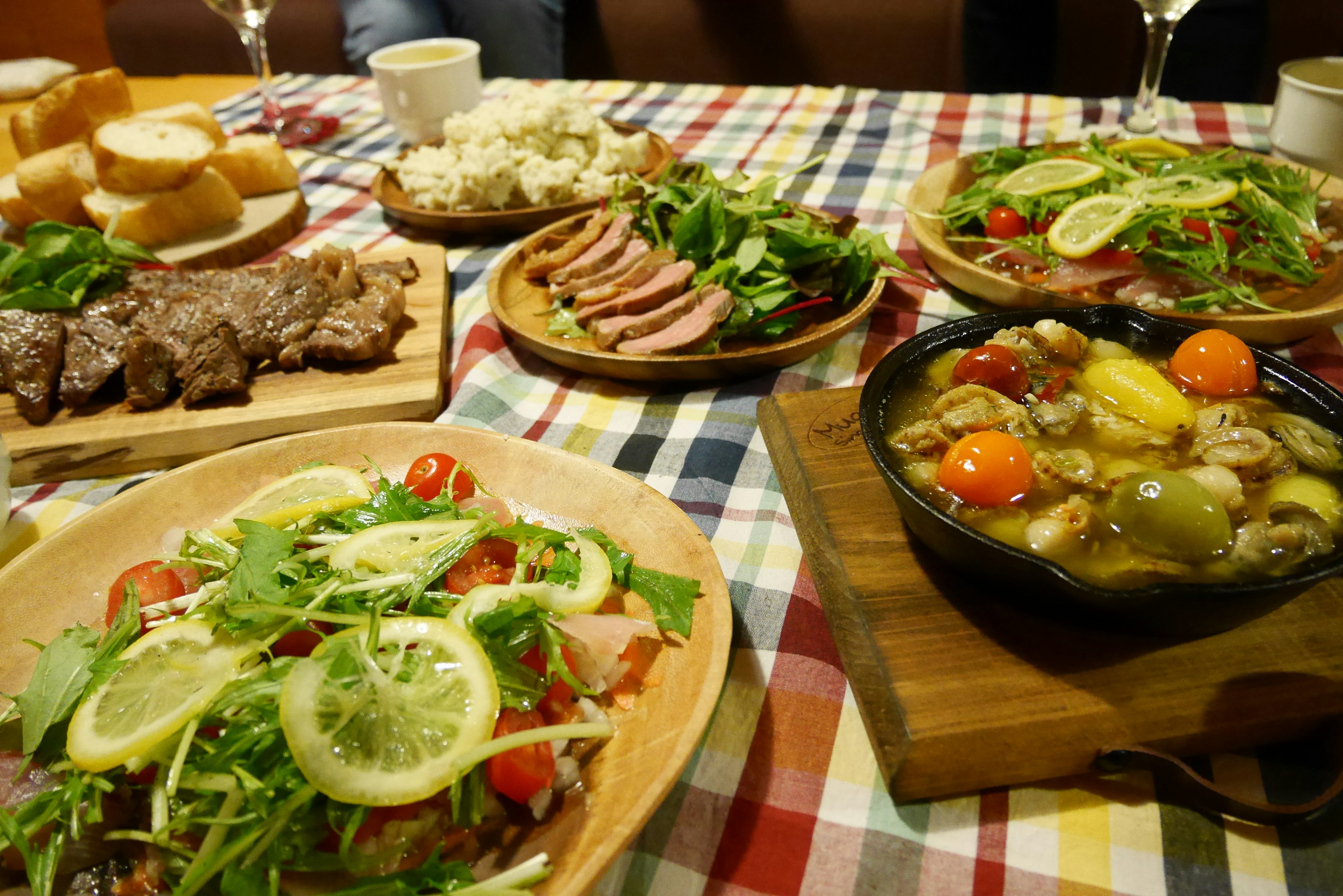 色とりどりのサラダと肉料理が並ぶテーブルの上の食事