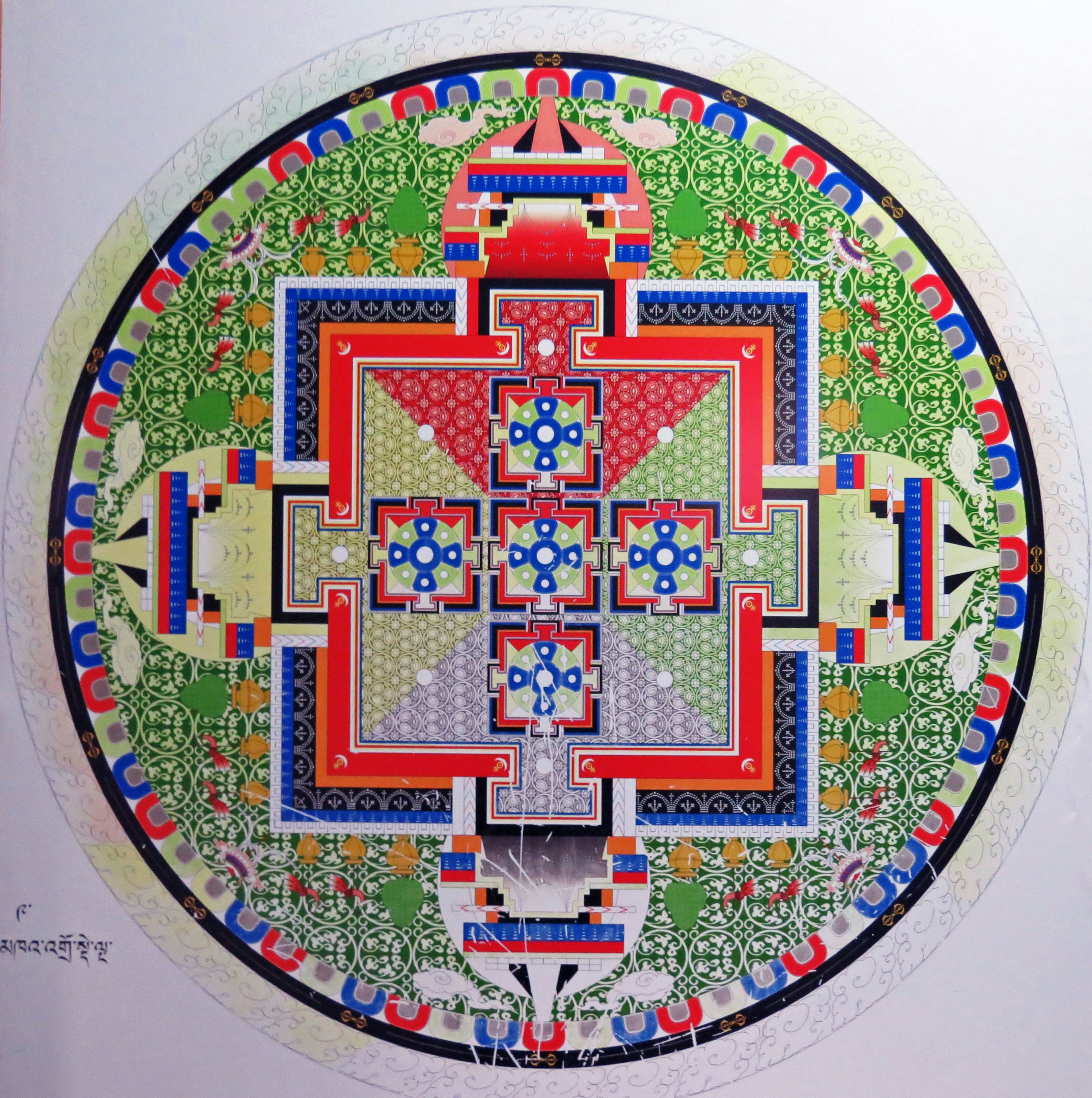 Thiết kế mandala đầy màu sắc với hình dạng chữ thập ở giữa