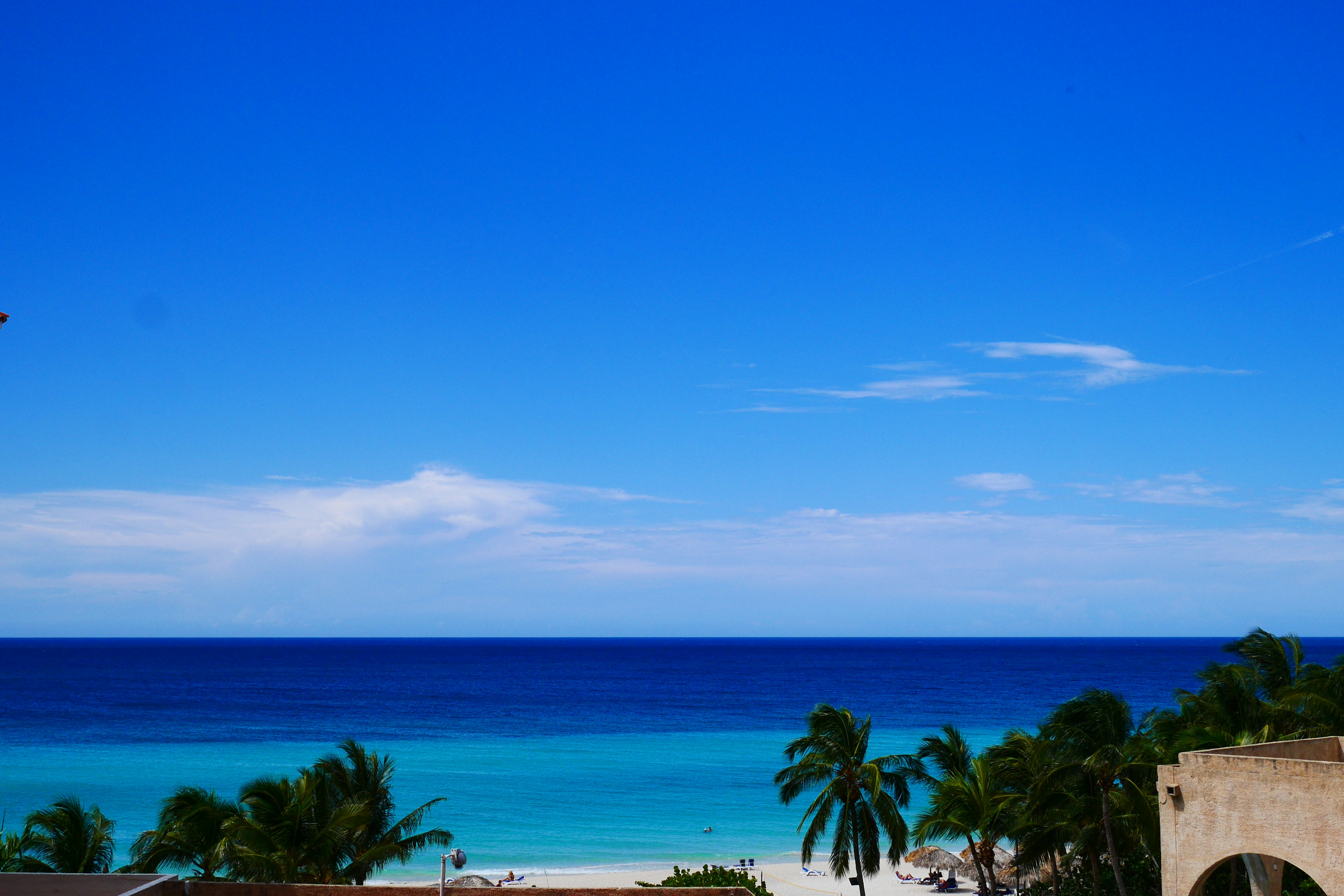 海滩的美景，晴朗的蓝天和海洋