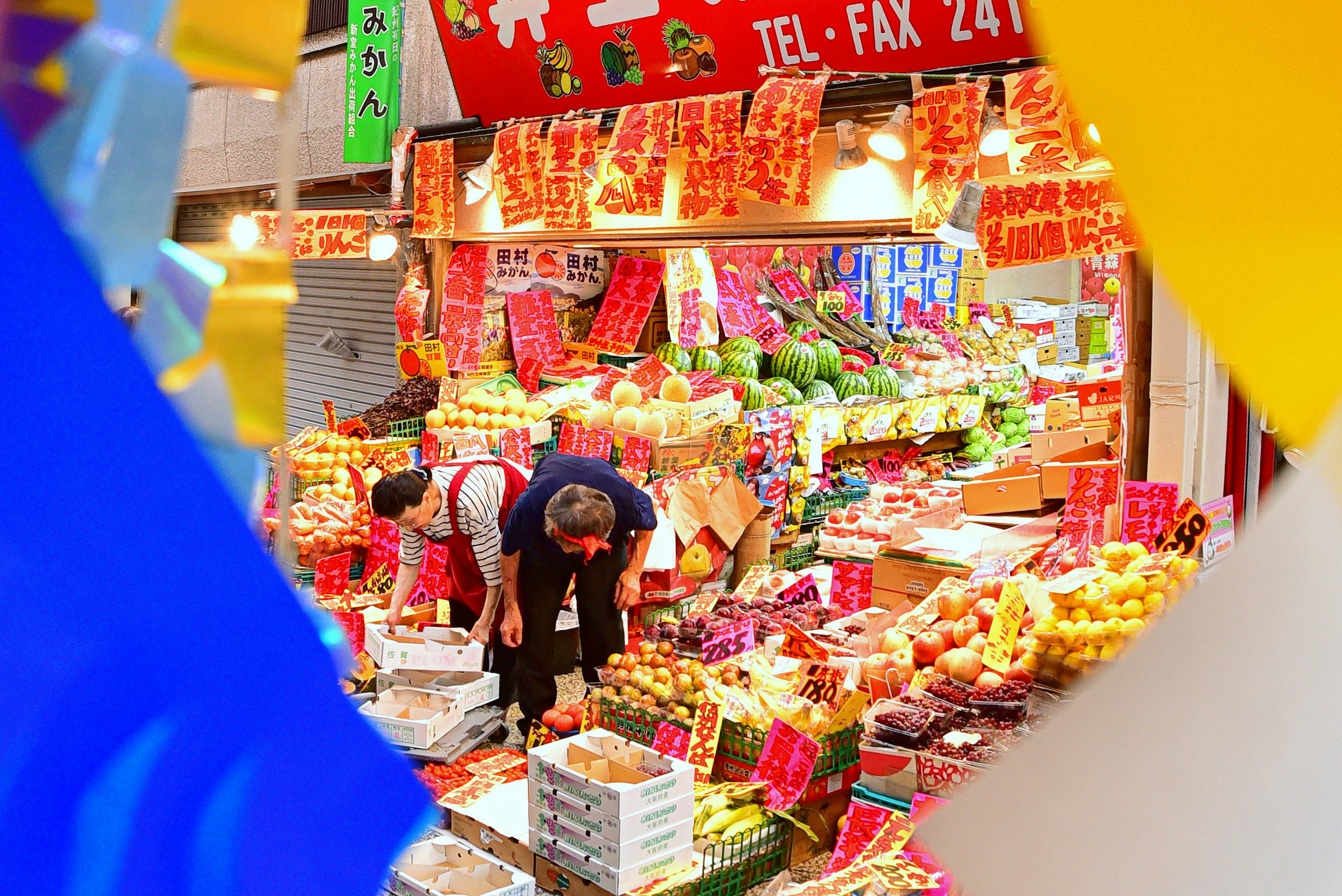 生动的市场场景，色彩鲜艳的水果和蔬菜