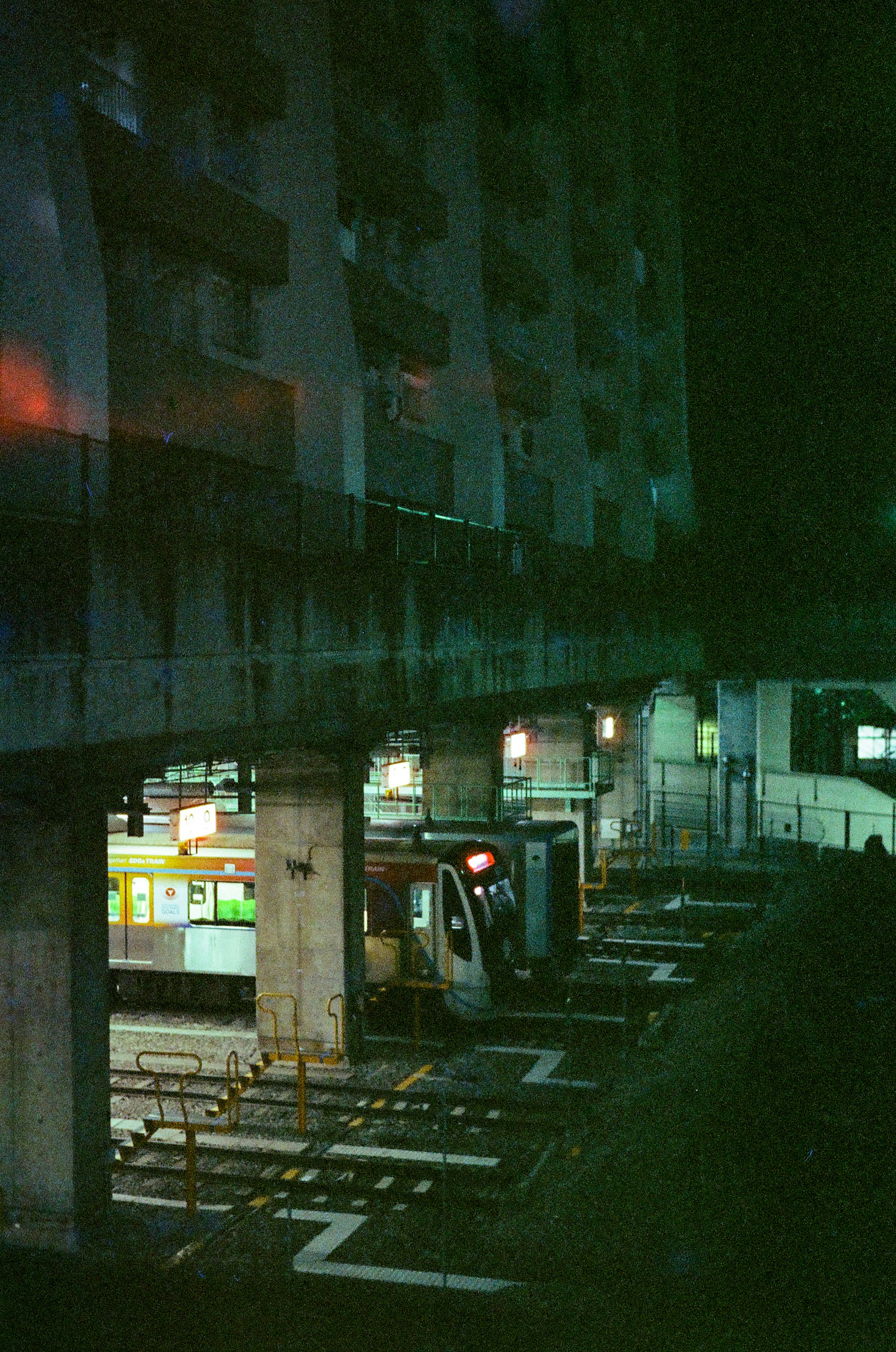 夜の駅の風景 鉄道車両と照明が映える