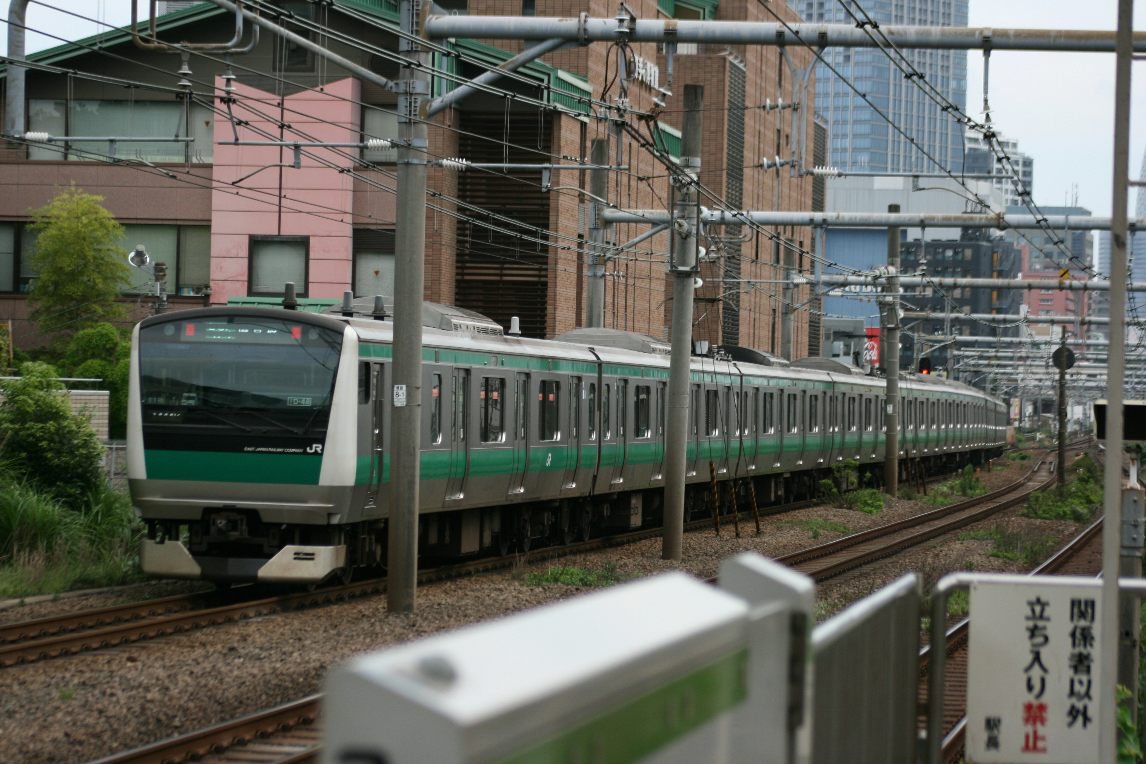 一列綠色火車在城市環境中行駛